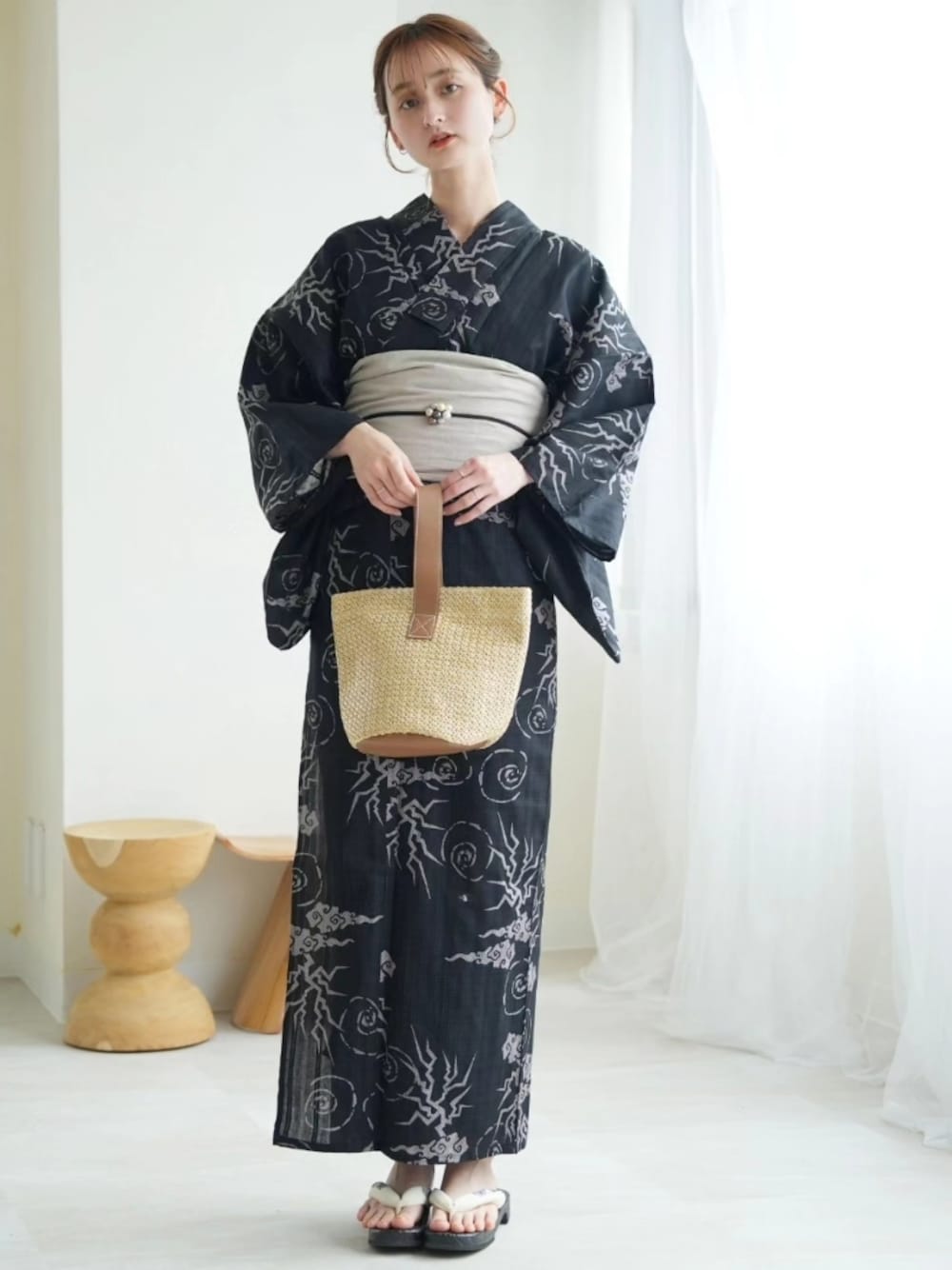 「utatane、ニコアンティーク、浴衣、浴衣女子、個性派、個性的、ブラック、モノトーン、休日スタイル、オトナ女子、お出かけコーデ」｜「utataneの選べる浴衣3点セット ニコアンティークオリジナルデザイン 国内染色（浴衣、ブラック系）」を使った、utataneスタッフさん（レディース・160cm）の夏コーディネートの1枚目の写真