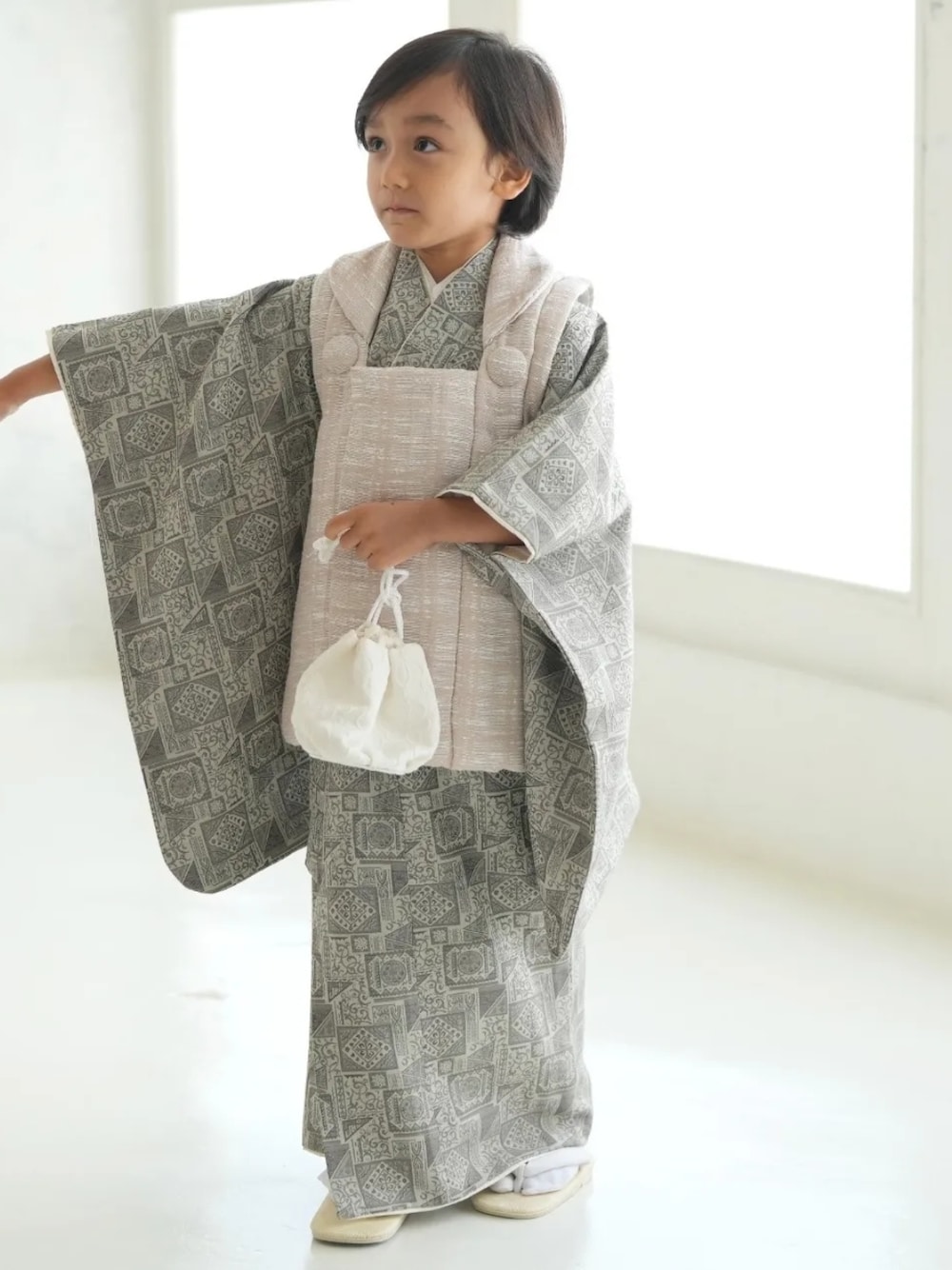 「utatane、七五三、着物、被布、七五三３歳、七五三前撮り、男の子、3歳、シンプルコーデ、グレー、キッズコーデ、こどもコーデ、3歳男の子」｜「utataneの七五三３歳用被布コートセット　男の子（着物、グレー系）」を使った、utataneスタッフさん（レディース・160cm）の秋コーディネートの1枚目の写真