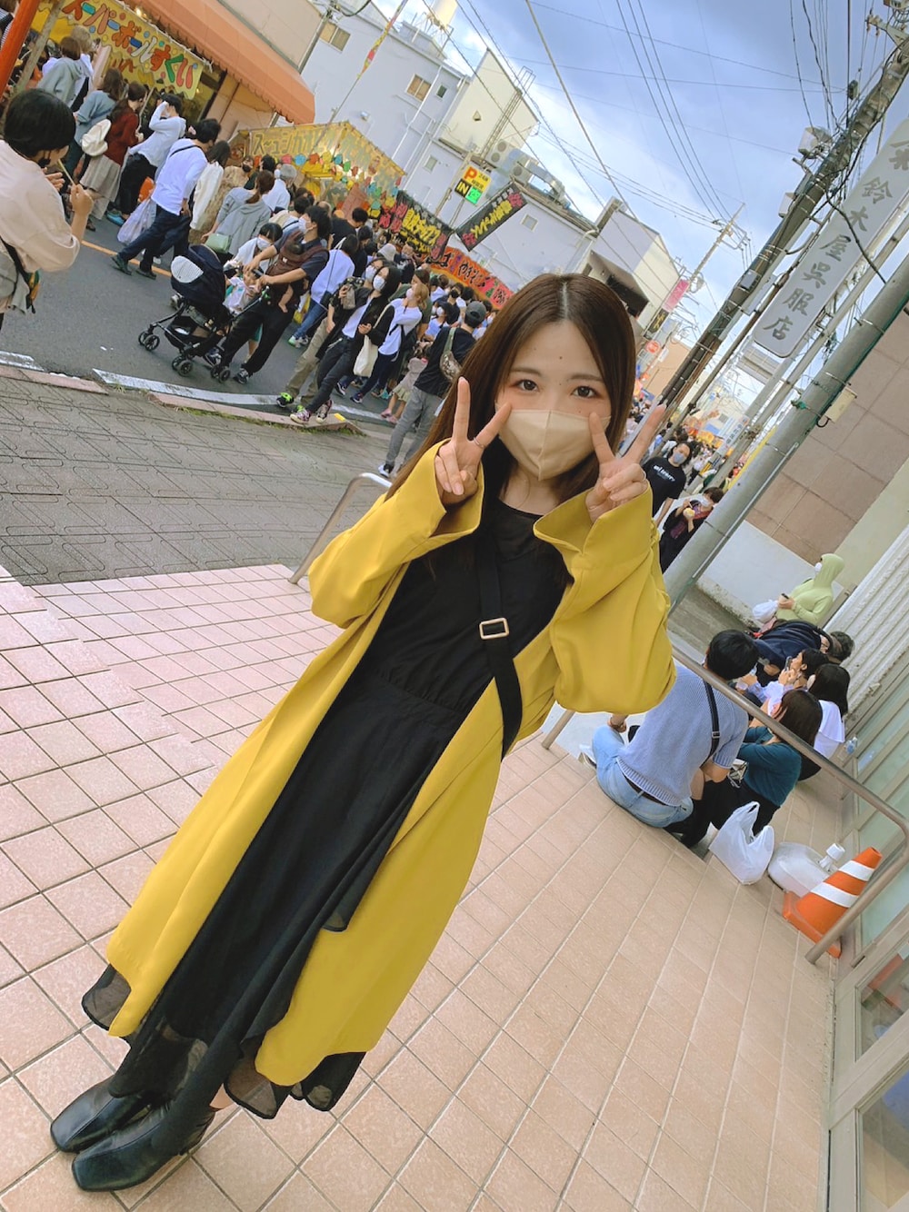 「秋のコーデ、オトナカジュアル、お出かけコーデ、お祭りコーデ、おしゃれさんと繋がりたい、ootd、シンプルスタイル、きれいめコーディネート、ブラック、休日スタイル」｜「mysty womanのロングチェスターコート（チェスターコート、イエロー系）」を使った、りなちさん（レディース・153cm）の秋コーディネートの1枚目の写真