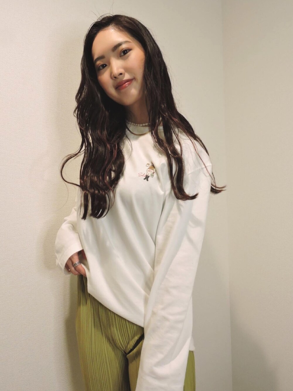 「はじめましてコーデ、春コーデ、大人カジュアル、ootd、お洒落さんとつながりたい、プチプラ、ホワイトコーデ、カラーパンツ、ビッグシルエット、ロンT、低身長コーデ、カジュアル、outfit、ストリート、オーバーサイズ」｜「UMA-LAのアイテム（Tシャツ/カットソー、ホワイト系）」を使った、Mipahinaさん（レディース・156cm）の春コーディネートの1枚目の写真