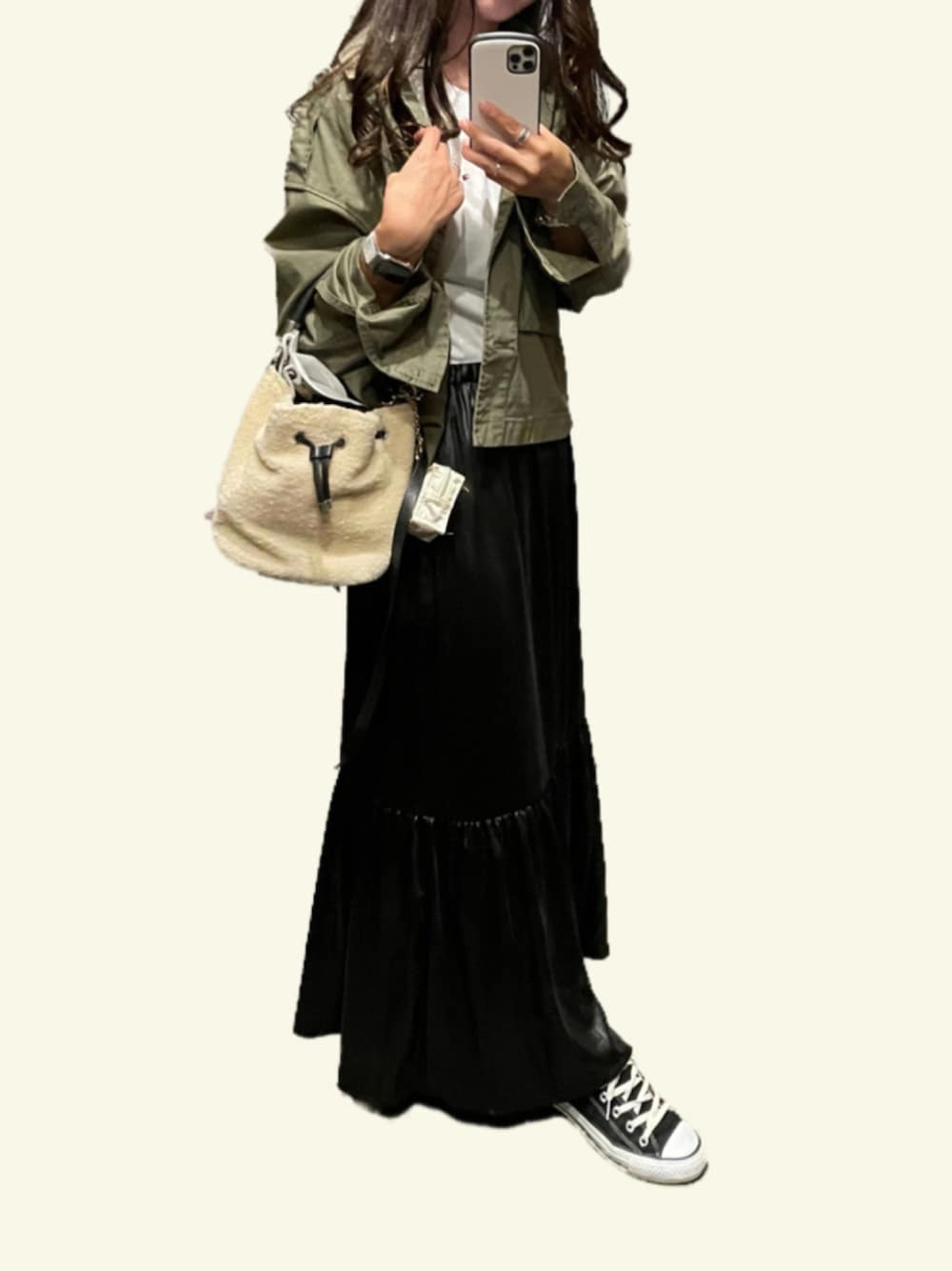 「スニーカー、ジャケット、スカート、レザースカート、オーバーサイズ、カーキ、きれいめカジュアル、ootd、ドロップショルダー、ゆるコーデ、秋コーデ、おしゃれさんと繋がりたい、秋トレンド2021、だから秋服が好き、プチプラ」｜「ZARAのアイテム（バッグ、ホワイト系）」を使った、Mipahinaさん（レディース・156cm）の秋コーディネートの1枚目の写真
