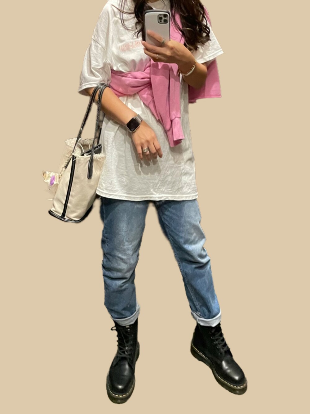 「ビッグシルエット、アメカジ、ピンク、ストリート、Dr.Martens、マーチン、メンズライク、デニムパンツ、プチプラ、プチプラコーデ、ミニバッグ、秋コーデ、おしゃれさんと繋がりたい、秋服準備はじめました、ラブアンドピース2021」｜「GAPのアイテム（デニムパンツ、ブルー系）」を使った、Mipahinaさん（レディース・156cm）の秋コーディネートの1枚目の写真