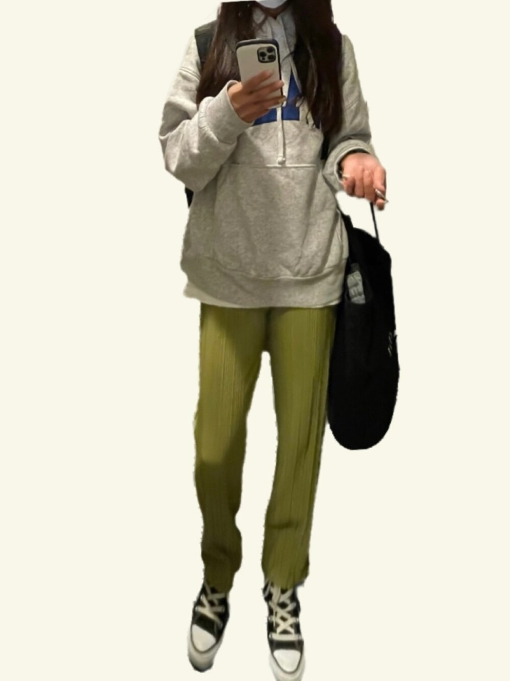 「スニーカー、グリーン、カラーパンツ、秋のコーデ、レイヤードスタイル、メンズライク、プチプラ、ラフ、ootd、通勤コーデ、ゆったりコーデ、カジュアルコーデ、オトナカジュアル、お洒落さんとつながりたい、低身長女子」｜「H&Mのアイテム（パーカー、グレー系）」を使った、Mipahinaさん（レディース・156cm）の秋コーディネートの1枚目の写真