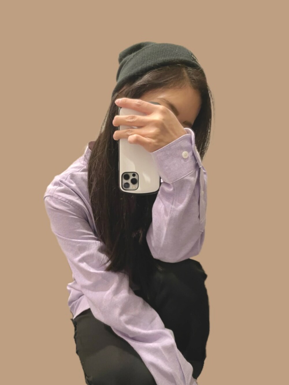 「テーパードパンツ、ニット帽、メンズライク、白スニーカー、プチプラ、タックパンツ、大人女子、ootd、シンプルコーデ、シャツスタイル、カジュアルコーデ、オトナカジュアル、秋冬コーデ、ニットコーデ、おしゃれさんと繋がりたい」｜「coca（coca）の【ユニセックス】 バンドカラーレギュラーフィットオックスシャツ（シャツ/ブラウス、パープル系）」を使った、Mipahinaさん（レディース・156cm）の秋コーディネートの1枚目の写真