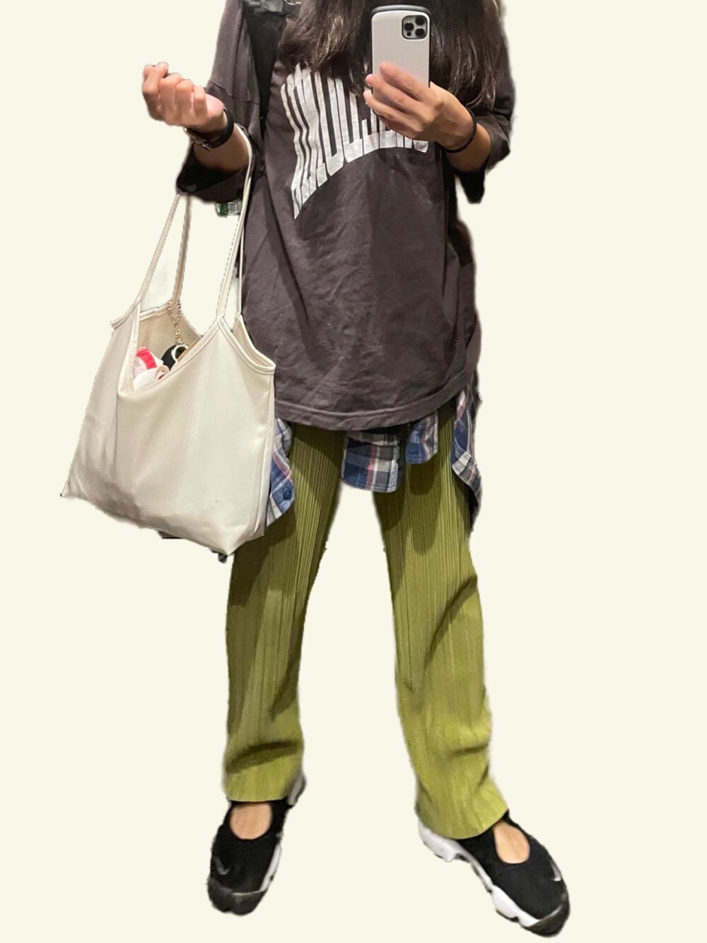 「ビッグシルエット、black、カラーパンツ、秋のコーデ、スニーカーコーデ、fashion、green、プチプラ、パンツスタイル、リラックススタイル、大人女子、ootd、夏コーデ、今日のコーデ、秋先取りコーデ」｜「coca（coca）のアイテム（トップス、グレー系）」を使った、Mipahinaさん（レディース・156cm）の夏コーディネートの1枚目の写真