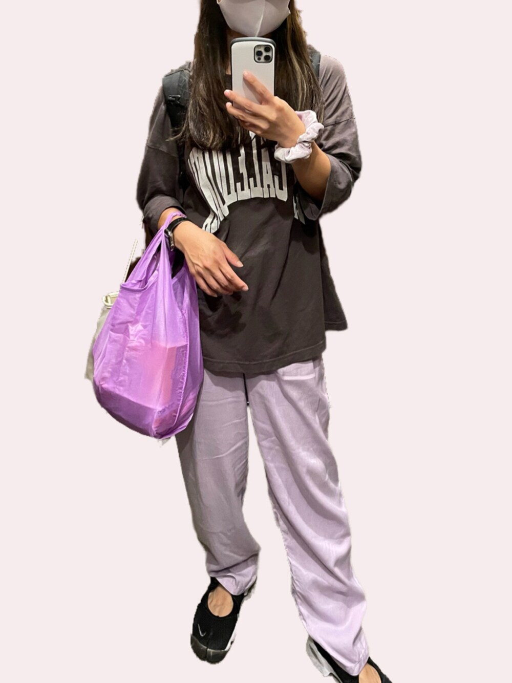 「テーパードパンツ、ビッグシルエット、カラーパンツ、秋のコーデ、メンズライク、サテンパンツ、パープル、ootd、通勤コーデ、着回しコーデ、オトナカジュアル、おしゃれさんと繋がりたい、ラブアンドピース2021、秋トレンド2021、ナイキ」｜「ZARAのアイテム（パンツ、パープル系）」を使った、Mipahinaさん（レディース・156cm）の秋コーディネートの1枚目の写真