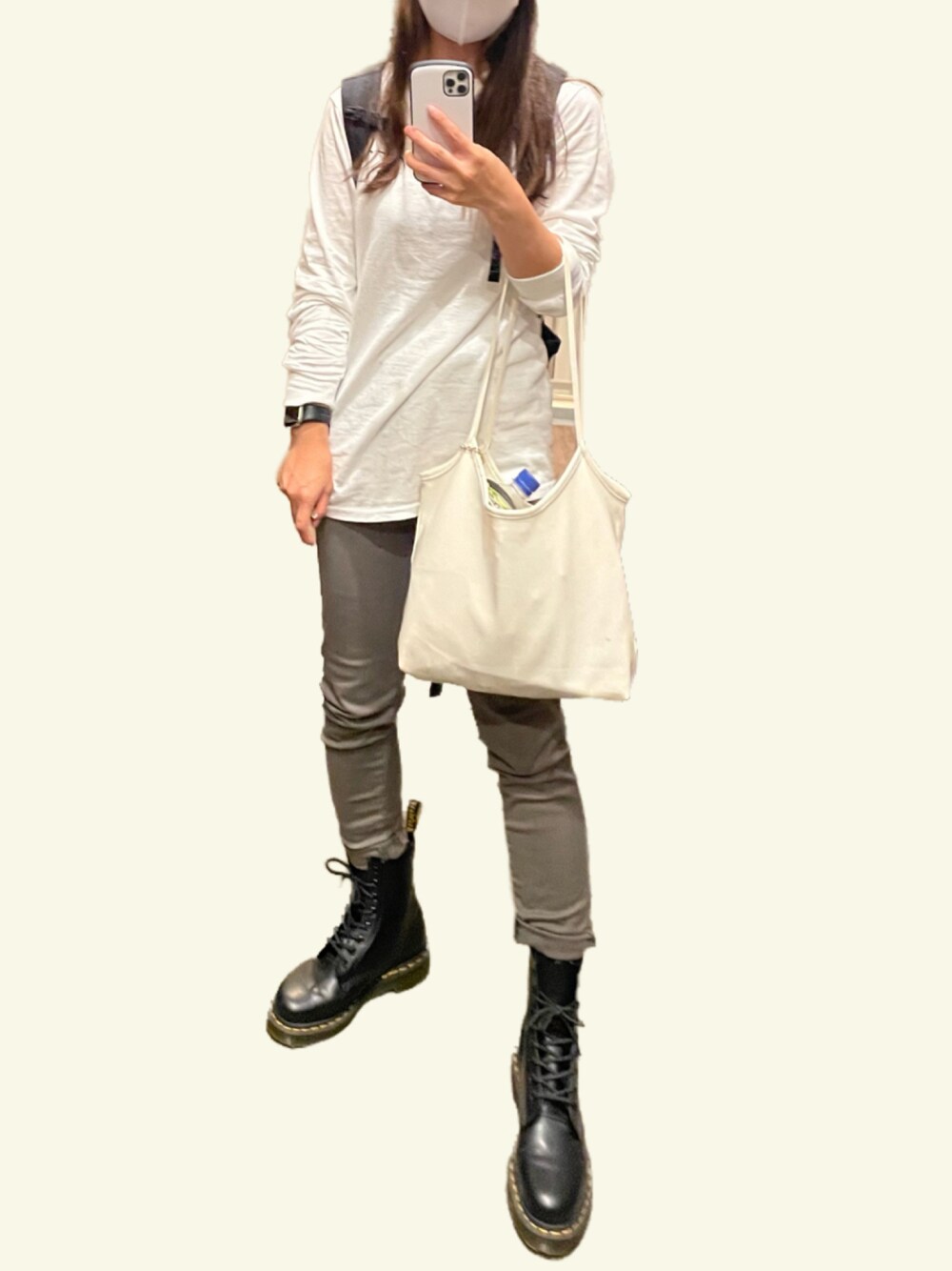 「ブーツ、Dr.Martens、ロンT、メンズライク、パンツスタイル、ootd、ミニバッグ、カジュアルコーデ、秋コーデ、秋冬コーデ、おしゃれさんと繋がりたい、オトナ女子、ラブアンドピース2021、秋トレンド2021」｜「1134のアイテム（トップス、ホワイト系）」を使った、Mipahinaさん（レディース・156cm）の秋コーディネートの1枚目の写真