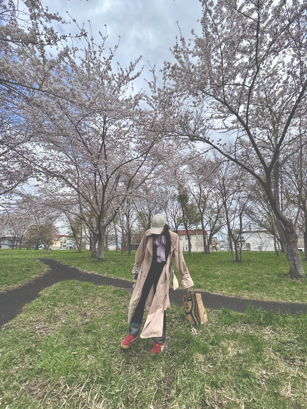 「花見、散歩」｜「VARZARの【お気に入り数9万人突破】VARZAR(バザール)/Stud logo over fit ball cap/スタッズ ロゴ オーバーフィット ベースボール キャップ（キャップ、ベージュ系）」を使った、ちゃんしさん（レディース・159cm）の春コーディネートの1枚目の写真