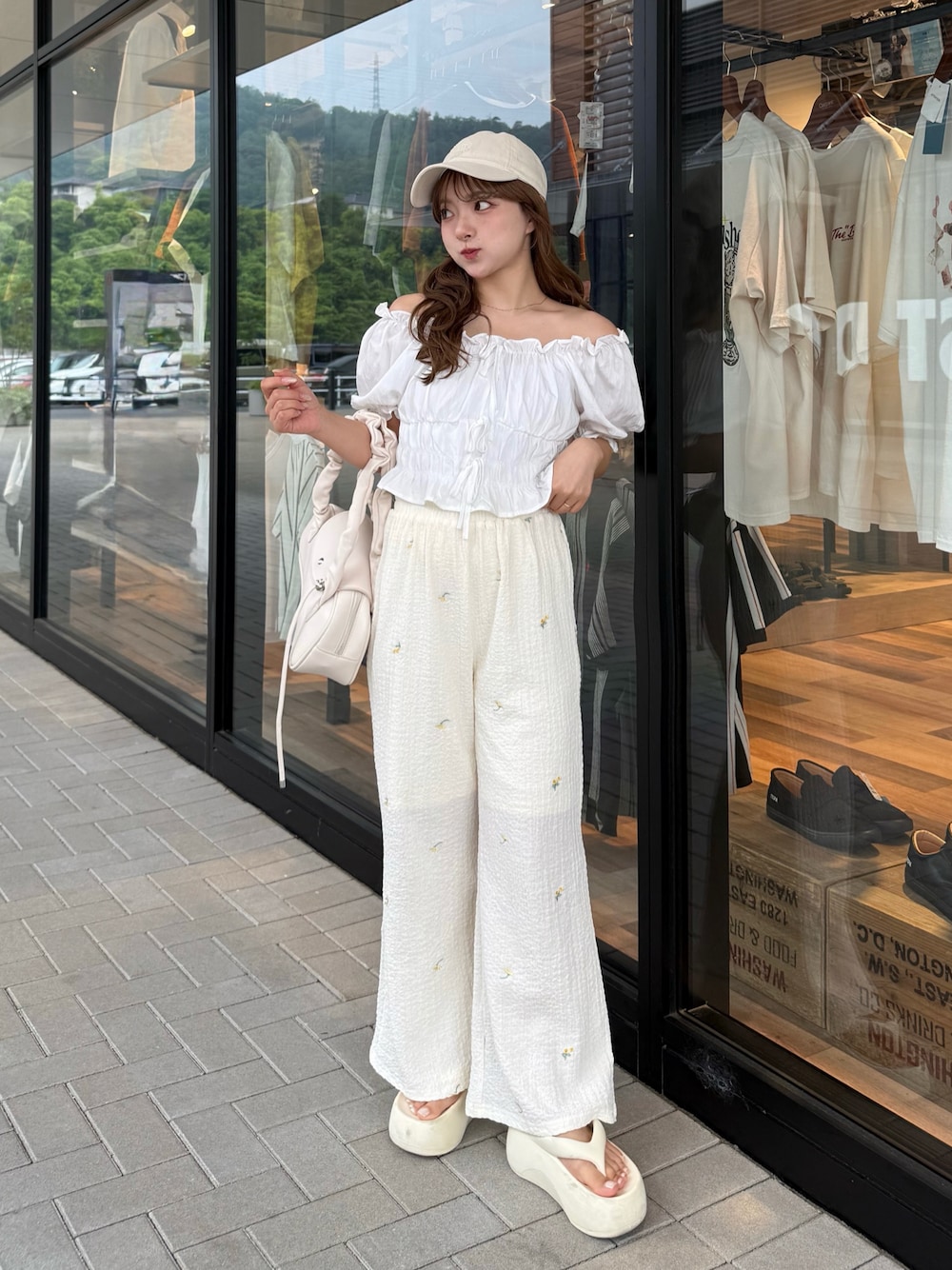 「サンダル、大人ファッション、カジュアルスタイル、おでかけコーデ、低身長女子、今日のコーデ、夏、ショート丈トップス、オフショル、ブラウス、帽子、厚底サンダル、低身長、低身長コーデ、スポーツミックス」｜「NUGU ptieeのアイテム（サンダル、ホワイト系）」を使った、una.さん（レディース・148cm）の夏コーディネートの1枚目の写真