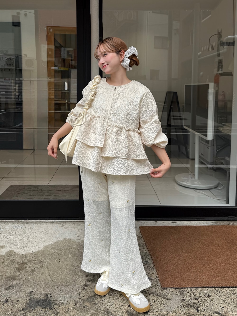「ショルダーバッグ、ワイドパンツ、楽チンコーデ、オトナカワイイ、春服コーデ、オールホワイト、低身長、低身長コーデ」｜「NUGU ptieeの商品ID: JTWTNR2920（ジャケット/アウター、ホワイト系）」を使った、una.さん（レディース・148cm）の春コーディネートの1枚目の写真