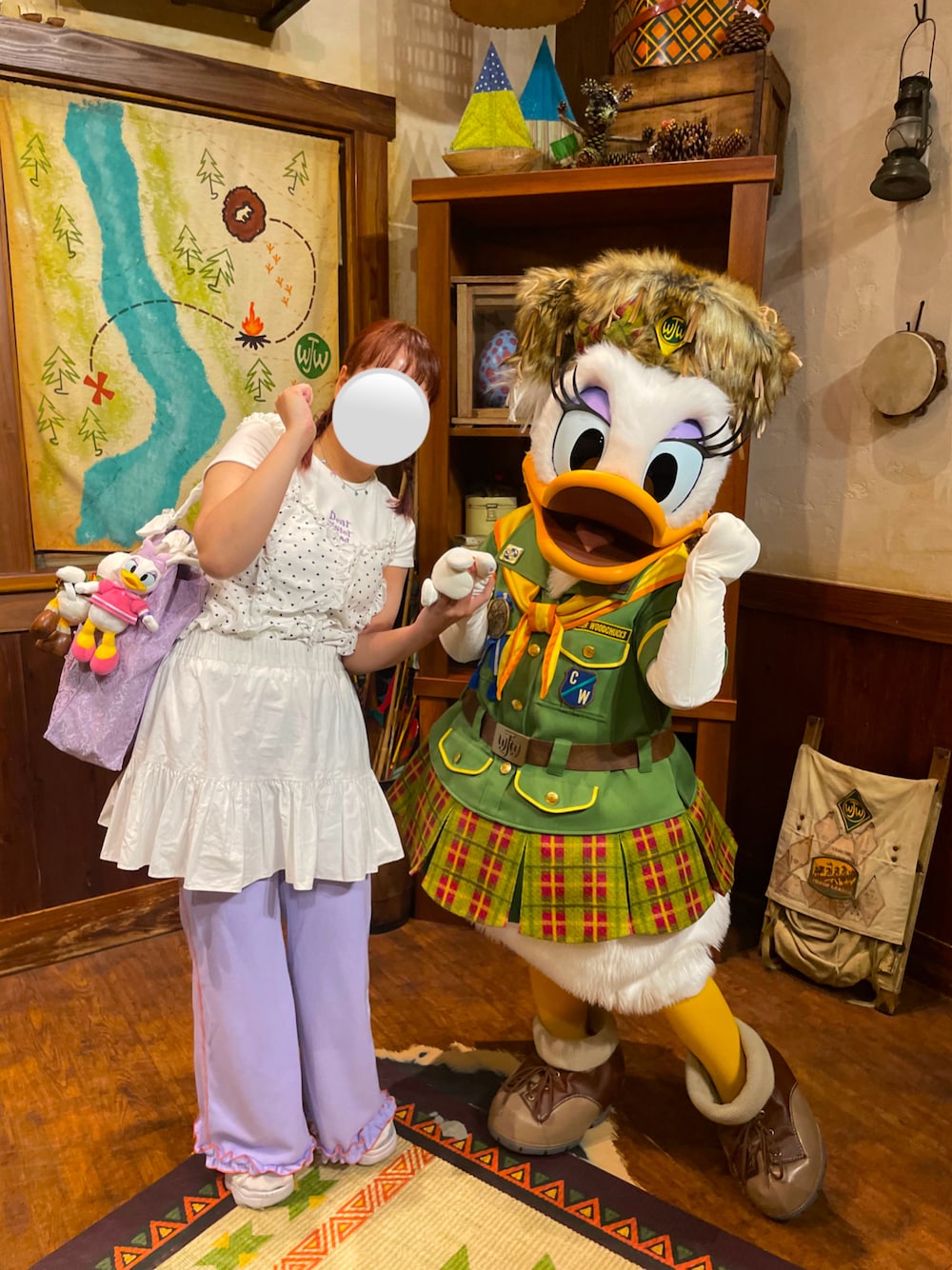 パープル系のその他パンツ、ホワイト系のキャミソール、ホワイト系のTシャツ/カットソーを着用したレディースの秋コーディネートの1枚目の写真