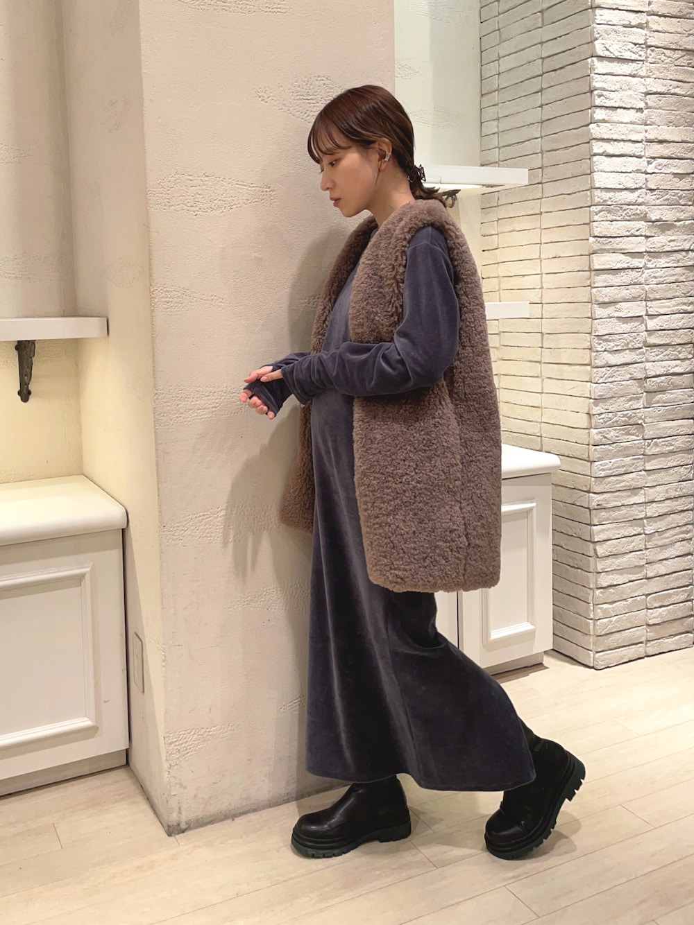 「オトナ女子、大人カジュアル、ベスト、ファーベスト、ロングワンピース、ゆるコーデ、ランダ(RANDA)、RANDA、チェルシーブーツ、マタニティ、マタニティコーデ、低身長、低身長コーデ」｜「RANDAの晴雨兼用 タンクソールサイドゴアブーツ（ブーツ、グリーン系）」を使った、ᴷᵁᴹᴵᴷᴼ ᴼᴺᴼさん（レディース・154cm）の冬コーディネートの1枚目の写真