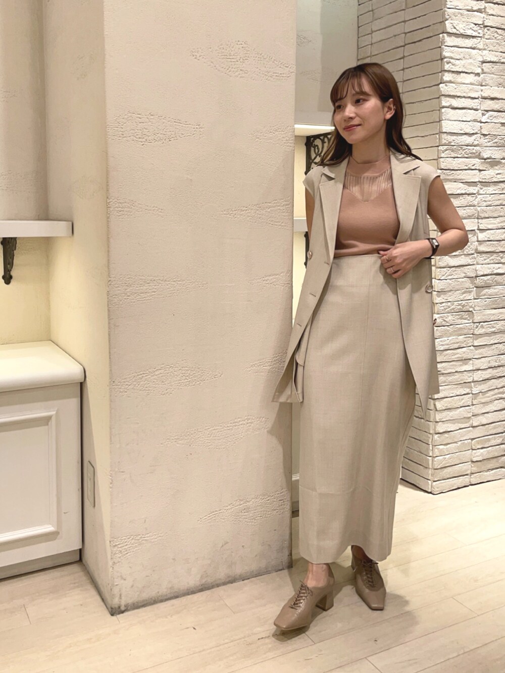 「大人女子、大人コーデ、セットアップ、RANDA、ランダ(RANDA)、低身長、低身長コーデ、綺麗めカジュアル、レースアップシューズ、ワントーンコーデ、ジャケット、ジャケットスタイル、シアーニット、大人カジュアル」｜「RANDAのシースルーノースリーブニット（ニット/セーター、ベージュ系）」を使った、ᴷᵁᴹᴵᴷᴼ ᴼᴺᴼさん（レディース・154cm）の春コーディネートの1枚目の写真