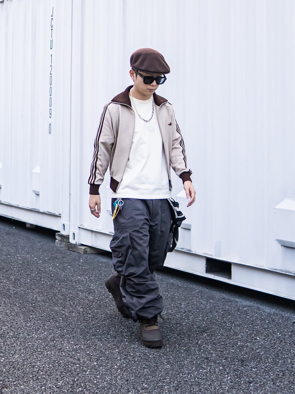 「古着、80s、アディダスコーデ、adidas、adidas originals、アディダス、アディダスジャージ、トラックジャケット、yeezy、KANGOL、ハンチング、サングラス、children of the discordance、ユーティリティ」｜「KANGOLのアイテム（ハンチング/ベレー帽、ブラウン系）」を使った、マッシュ【ストリート宇宙人】さん（メンズ・165cm）の秋コーディネートの1枚目の写真