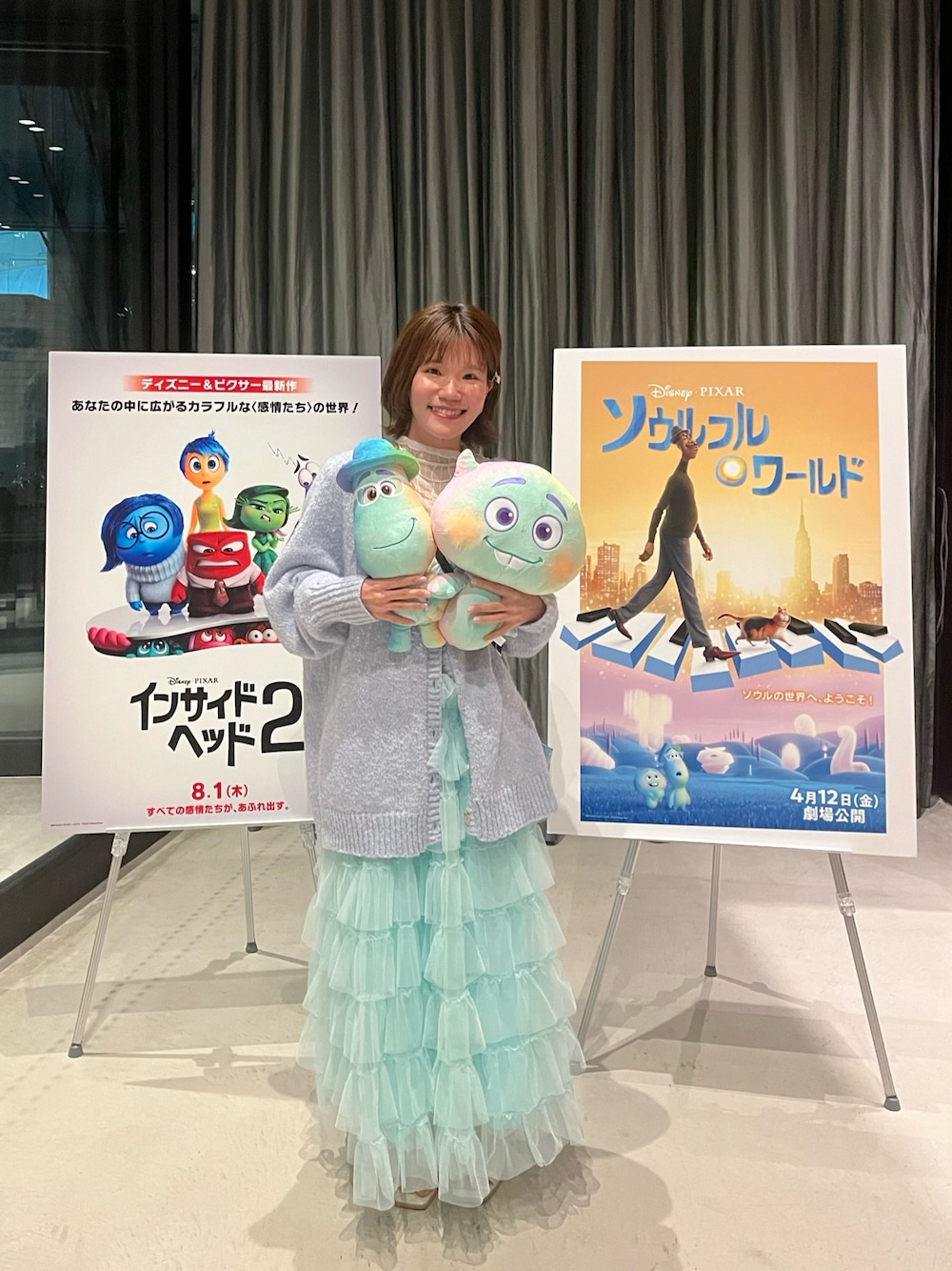 「バウンドコーデ、ディズニーコーデ、カーディガン、オーバーサイズ、チュールスカート、パステルカラー、シアートップス、オープントゥ、ブーツ、ティアードスカート、春のNewスタイル、プチプラ、me+em select、milybilet」｜「mily biletの【mily bilet】淡色にきゅんきゅん。バッククロスメランジVネックニットカーディガン（ニット/セーター、ブルー系）」を使った、どくちゃんさん（レディース・151cm）の春コーディネートの1枚目の写真