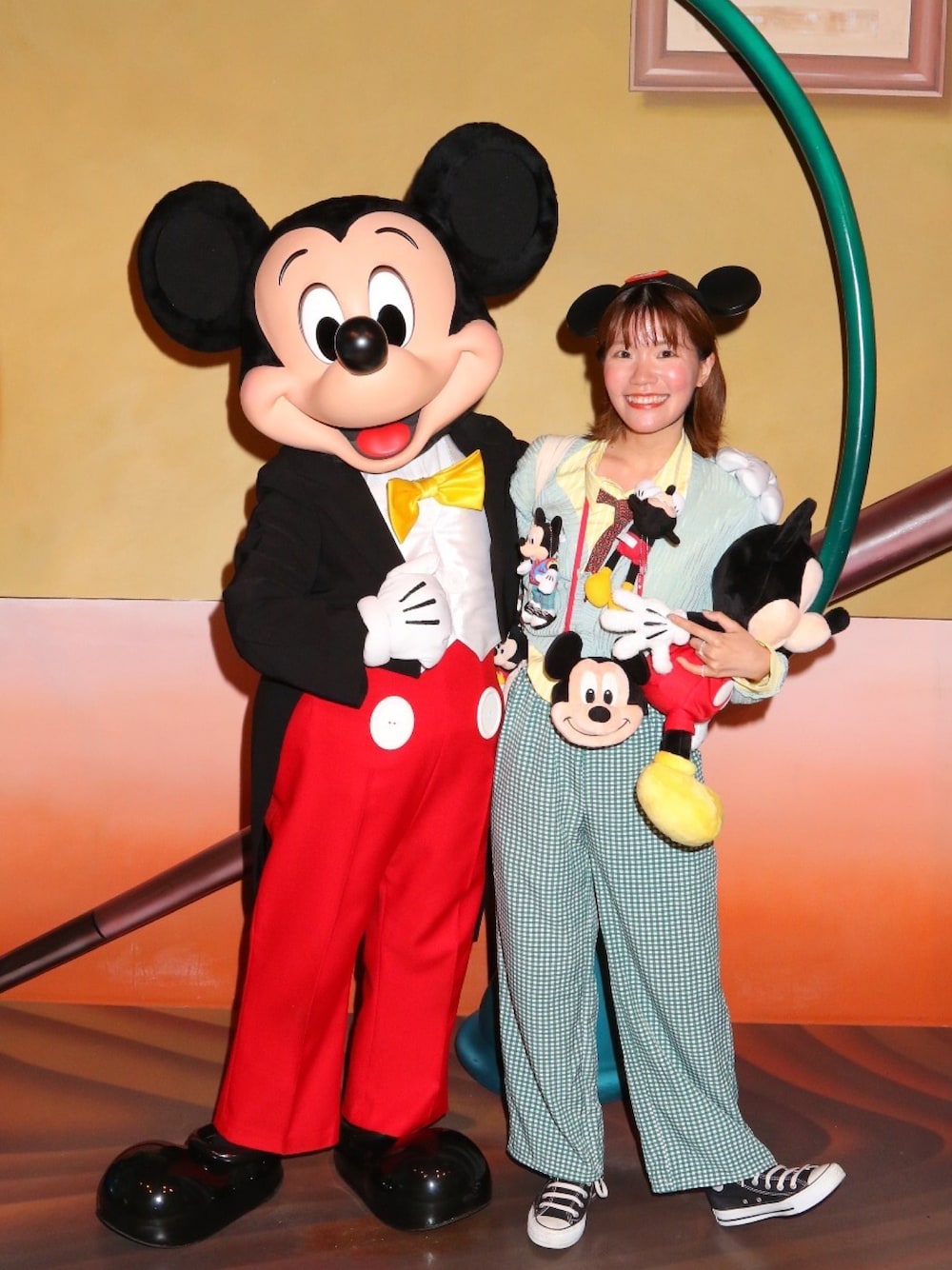 「ディズニーコーデ、ディズニーバウンド、ショート丈トップス、カーディガン、チェックパンツ、カジュアルコーデ、プチプラコーデ、ミッキー、コンバース、ハデハデ」｜「GRLのアイテム（シャツ/ブラウス、イエロー系）」を使った、どくちゃんさん（レディース・151cm）の夏コーディネートの1枚目の写真