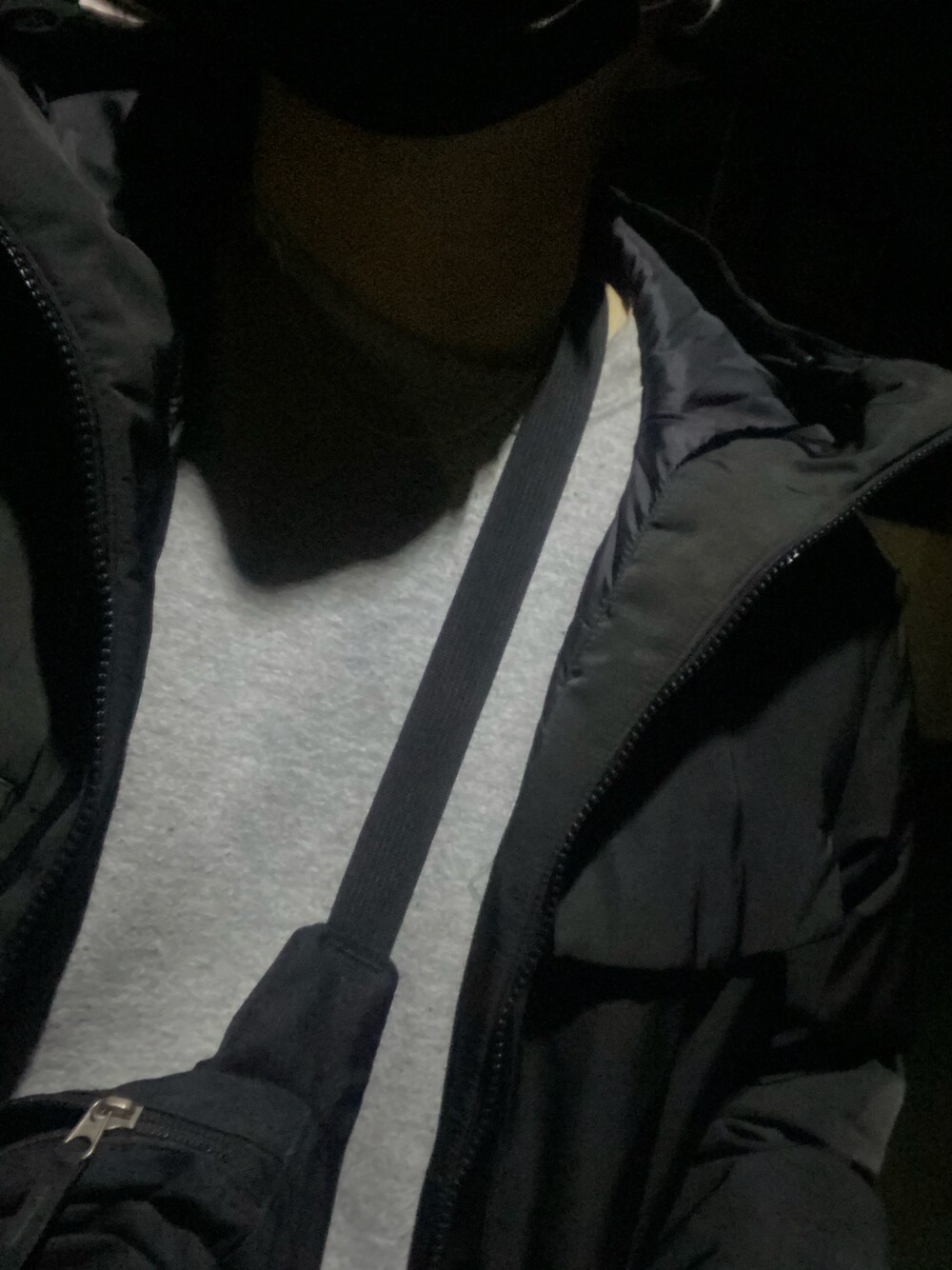 「UNIQLO、White Mountaineering、jansport、シンプル、オーバーサイズ、冬アウター、カジュアルコーデ、冬、冬コーデ、黒、ストリートコーデ、ラフ、プチプラコーデ、アウター、ユニクロ」｜「WHITE MOUNTAINEERINGのアイテム（ダウンジャケット/コート、ブラック系）」を使った、Pissさん（メンズ・175cm）の冬コーディネートの1枚目の写真