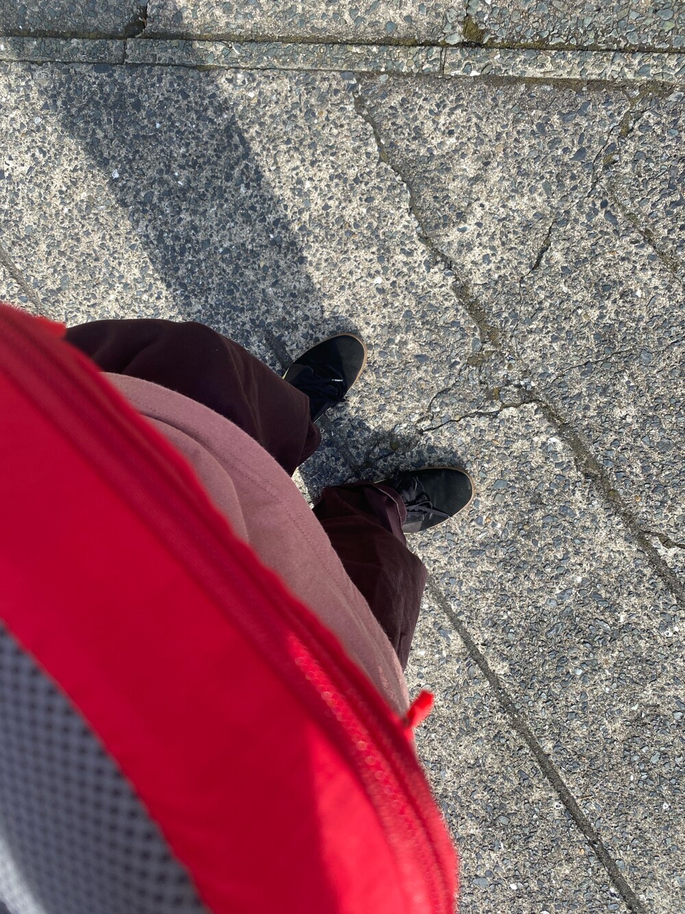 ピンク系のTシャツ/カットソー、レッド系のボディバッグ/ウエストポーチを着用したメンズの夏コーディネートの1枚目の写真