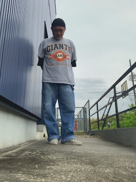 「古着のアイテム（Tシャツ/カットソー、グレー系）」を使った、AKTKさん（メンズ・168cm）の春コーディネート