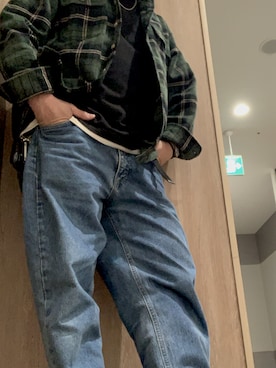 「Carhartt（カーハート）のアイテム（デニムパンツ、ブルー系）」を使った、AKTKさん（メンズ・168cm）の春コーディネート