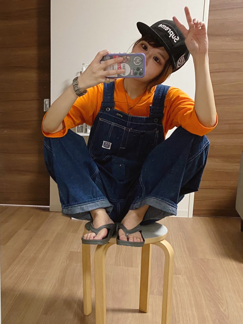 「シュプリーム、supreme、キャップ、オーバーオール、ヴィンテージ古着、ヴィンテージ、フットボールTシャツ、ビーチサンダル、ビルケンシュトック、メンズライク、ストリート、古着、古着MIX、古着コーデ」｜「古着のアイテム（サロペット/オーバーオール、ブルー系）」を使った、adaaajoさん（レディース・166cm）の秋コーディネートの1枚目の写真