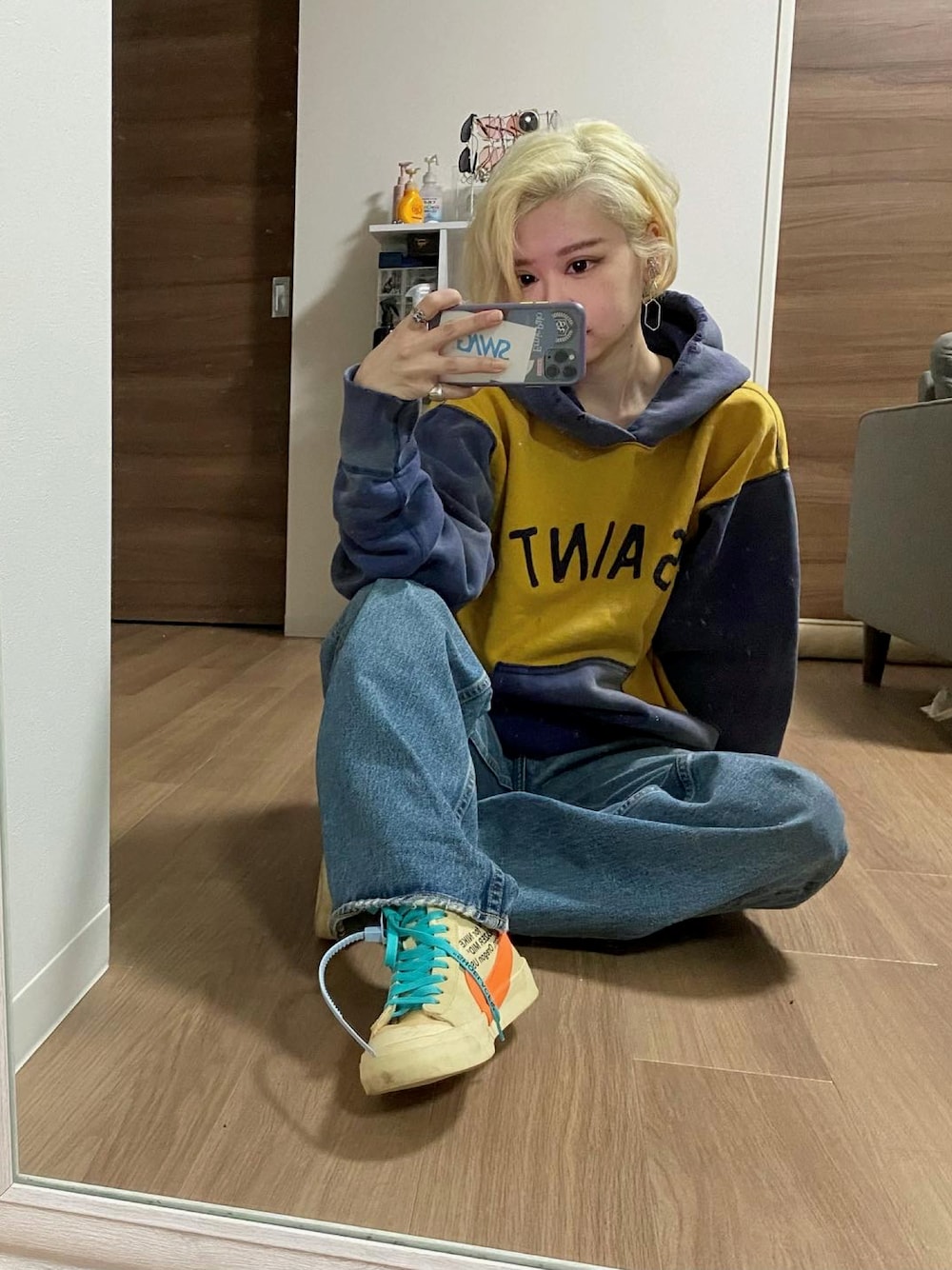 「セントマイケル、フーディー、パーカー、DAIRIKU、休日スタイル、デニム、off white、NIKE、スニーカーコーデ、スニーカー、NIKEBLAZER、メンズライク、ストリート、ストリートコーデ、SAINT M××××××」｜「saint mxxxxxxのアイテム（パーカー、ブルー系）」を使った、adaaajoさん（レディース・166cm）の春コーディネートの1枚目の写真