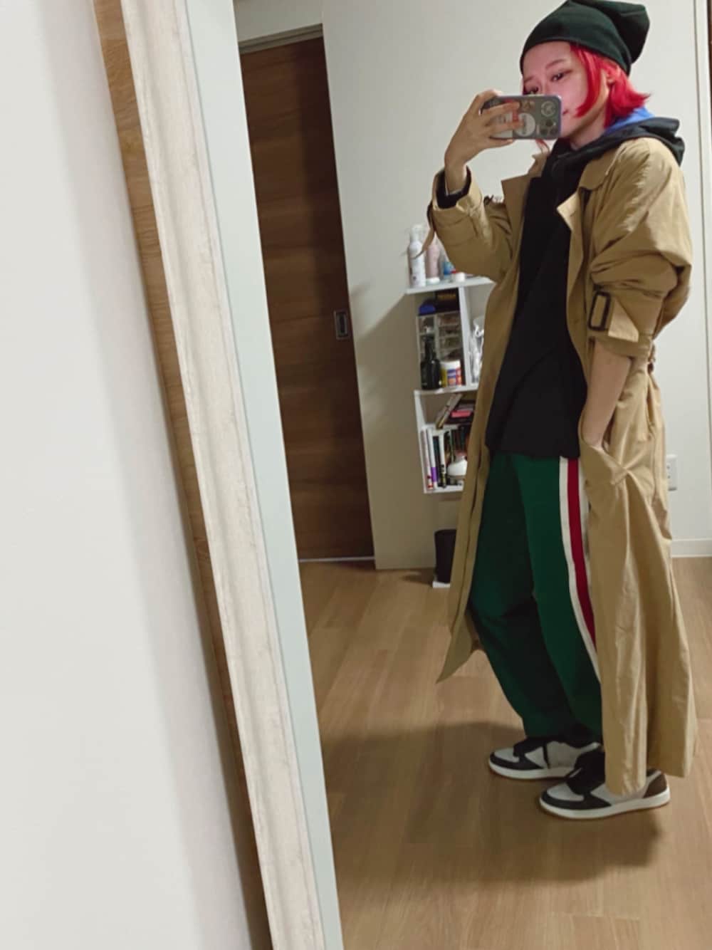 「トレンチコート、TODAYFUL、niko and ...、テーラードジャケット、ニット帽、supreme、スニーカー、LouisVuitton、リヴォリラインスニーカー」｜「Supreme のアイテム（ニットキャップ/ビーニー、ブラック系）」を使った、adaaajoさん（レディース・166cm）の秋コーディネートの1枚目の写真
