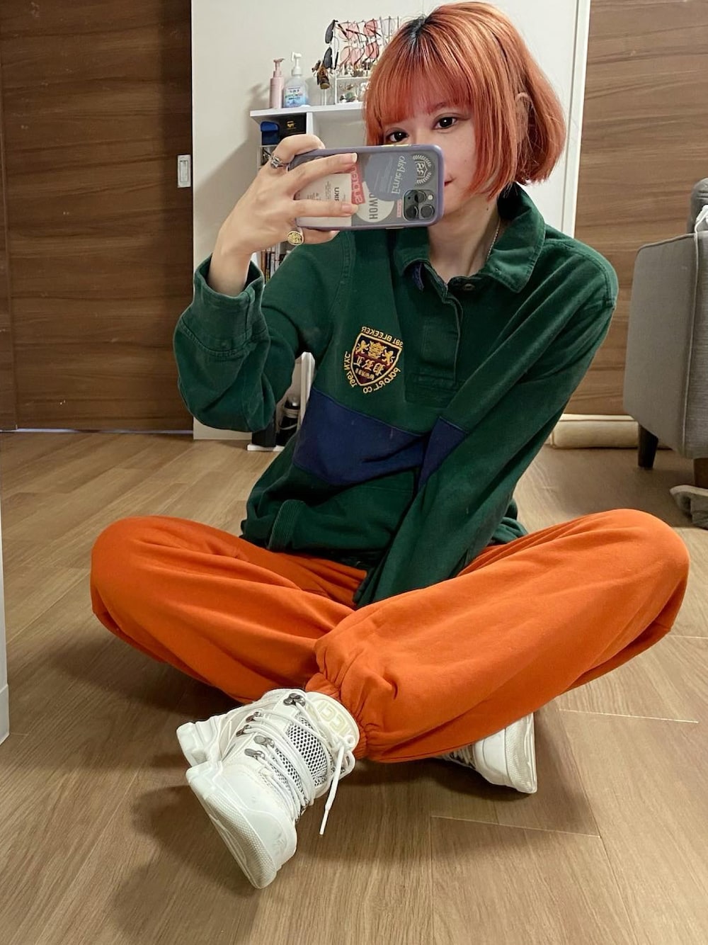 「古着、Polo Ralph Lauren、ラルフローレン、スウエットパンツ、カラーパンツ、スニーカー、GUCCI、gucciスニーカー、古着コーデ、ストリートコーデ、メンズライク、ストリート」｜「WHO'S WHO galleryのアイテム（スウェットパンツ、オレンジ系）」を使った、adaaajoさん（レディース・166cm）の春コーディネートの1枚目の写真