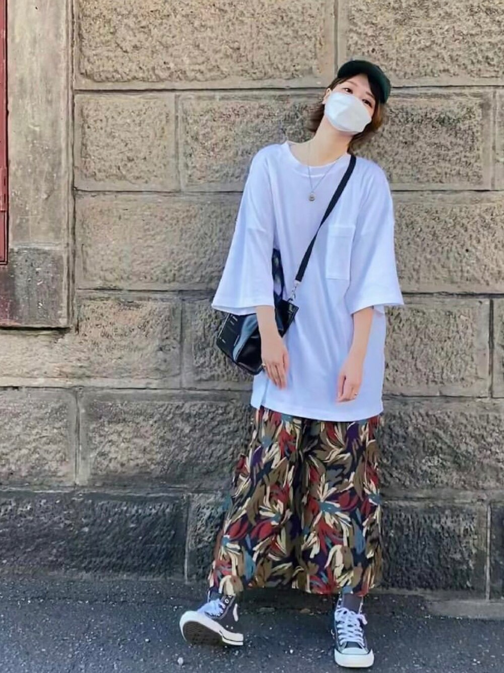 「スカート、GU、オーバーサイズ、ビッグT、ビッグシルエット、メンズライク、Double name、白Tシャツ、コンバース、スニーカーコーデ」｜「MM6 Maison Margielaのアイテム（ショルダーバッグ、ブラック系）」を使った、adaaajoさん（レディース・166cm）の夏コーディネートの1枚目の写真