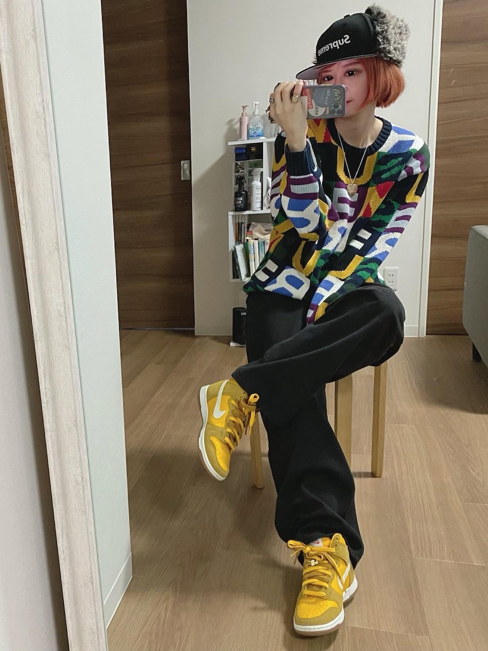 「カジュアルコーデ、シュプリーム、supreme、ニット、総柄ニット、MM6、MM6 Maison Martin Margiela、ブラックデニム、デニム、ダンク ハイ、NIKE、スニーカー、スニーカーコーデ、フライトキャップ、帽子」｜「MM6 Maison Margielaのアイテム（デニムパンツ、ブラック系）」を使った、adaaajoさん（レディース・166cm）の春コーディネートの1枚目の写真
