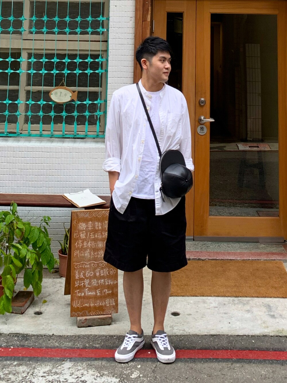 「ootd、夏、白T、VANS、GAP、JWANDERSON、Taiwan、GU、oversize、white」｜「VANSのVANS BOLD NI VN0A3WLP1UU（スニーカー、グレー系）」を使った、Owen_Hsieh_TWさん（メンズ・175cm）の夏コーディネートの1枚目の写真