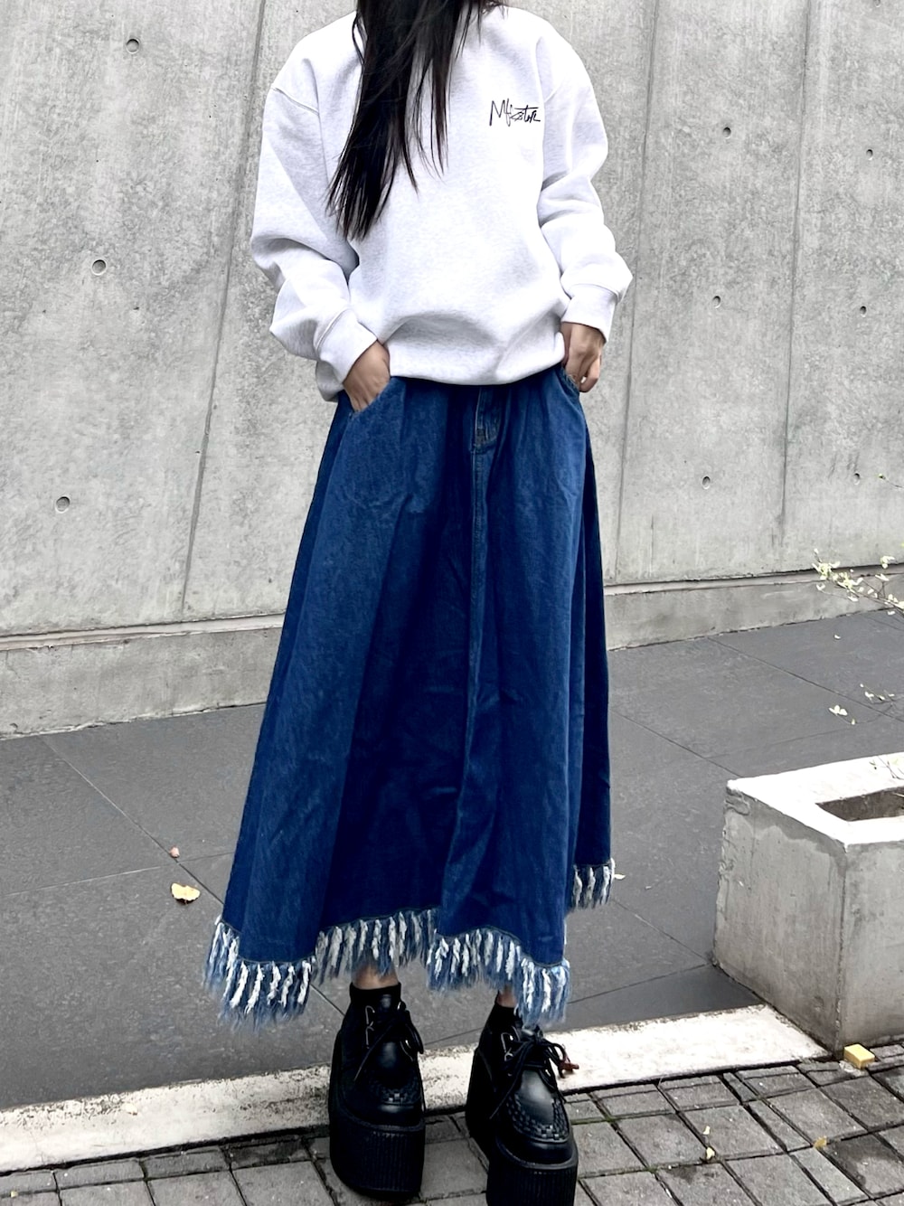 「オトナカジュアル、ファッションを楽しもう、秋のコーデ、低身長女子、シンプル、カジュアル、厚底、厚底シューズ、スウェット、シンプルコーデ、ラクチンコーデ、ラフ、デニムスカート、ロングスカート、秋コーデ」｜「PUNYUSのアイテム（デニムスカート、ブルー系）」を使った、miさん（レディース・155cm）の秋コーディネートの1枚目の写真