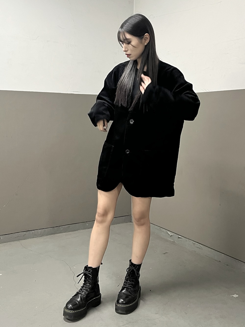「オトナカジュアル、秋のコーデ、低身長女子、モノトーン、シンプル、モノトーンコーデ、ファッションを楽しもう、キレイめ、シンプルコーデ、オーバーサイズ、プチプラ、厚底シューズ、カジュアル、ブーツ、黒」｜「FRUIT OF THE LOOMのFRUIT OF THE LOOM x MFC STORE CORDUROY NO COLLAR JACKET（ノーカラージャケット、ブラック系）」を使った、miさん（レディース・155cm）の秋コーディネートの1枚目の写真