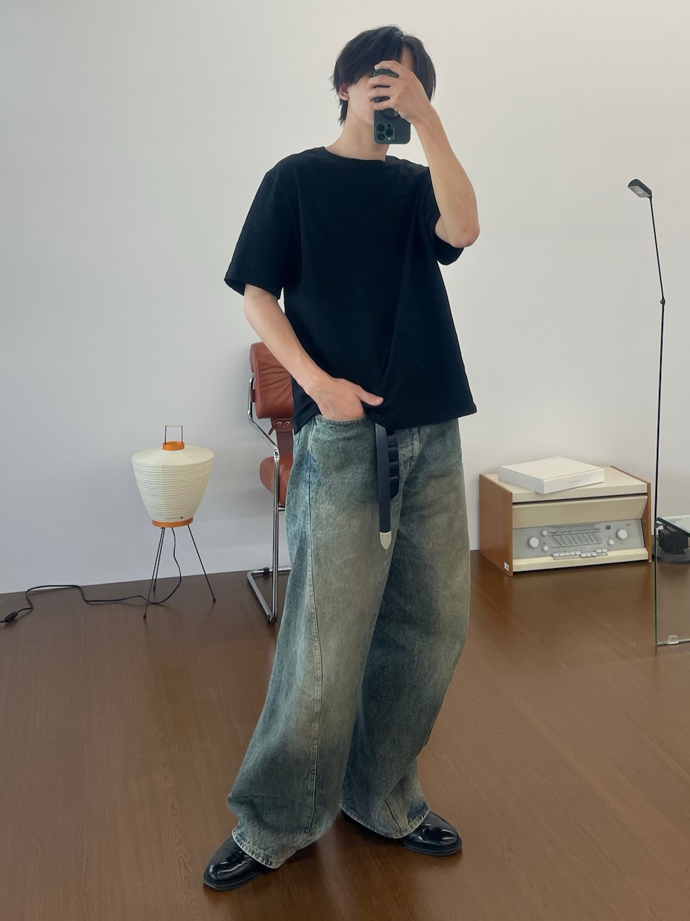 「カジュアル、きれいめカジュアル、夏コーデ、夏服、お出かけコーデ、休日スタイル、大人コーデ、デニム、Tシャツ、シンプルコーデ」｜「WYM LIDNMのEXTRA FINE COTTON BASIC TEE -SLIM CROPPED FIT-（Tシャツ/カットソー、ブラック系）」を使った、col.さん（メンズ・172cm）の夏コーディネートの1枚目の写真