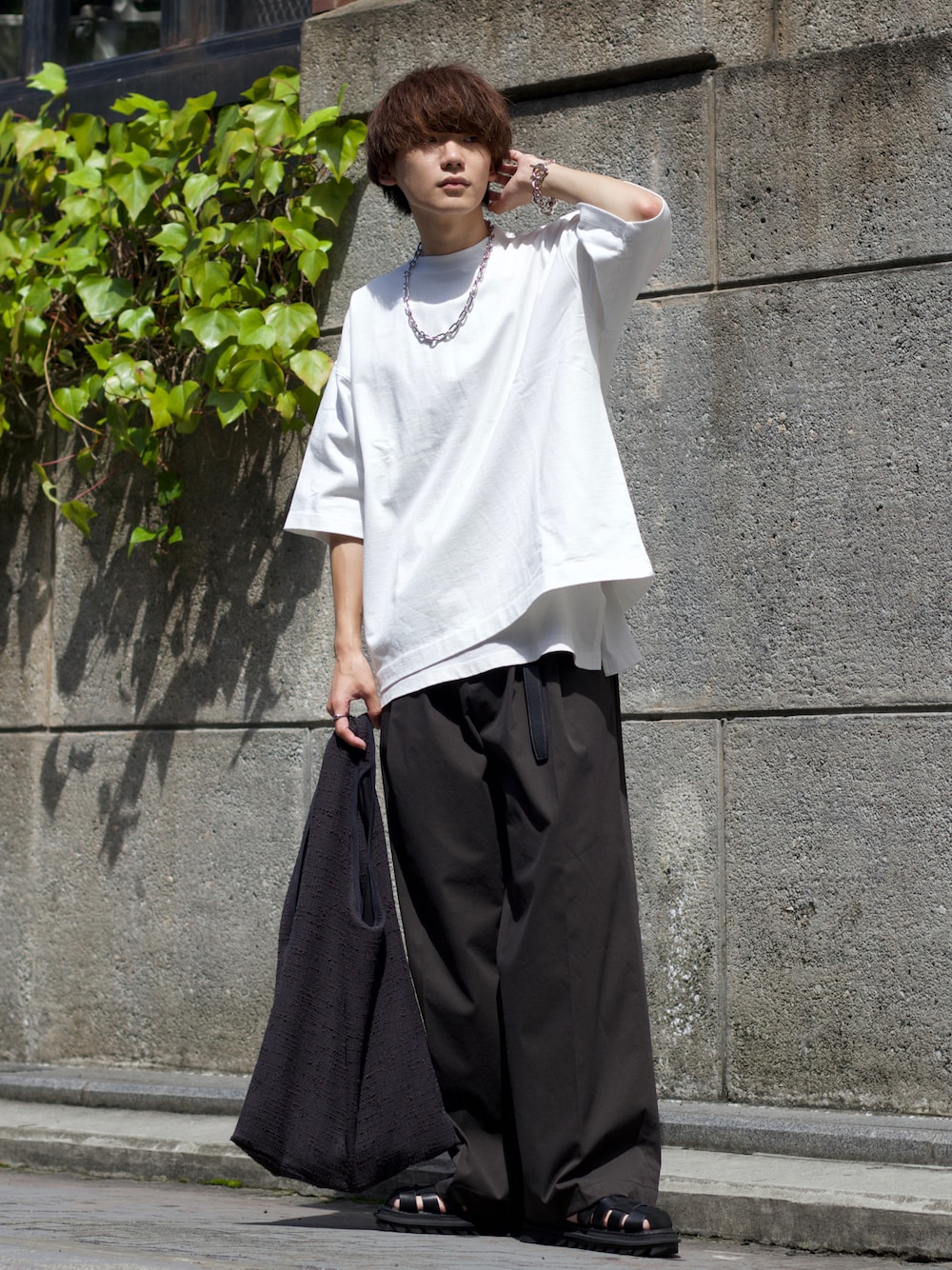 ホワイト系のTシャツ/カットソー、ホワイト系のタンクトップ、グレー系のスラックスを着用したメンズの夏コーディネートの1枚目の写真