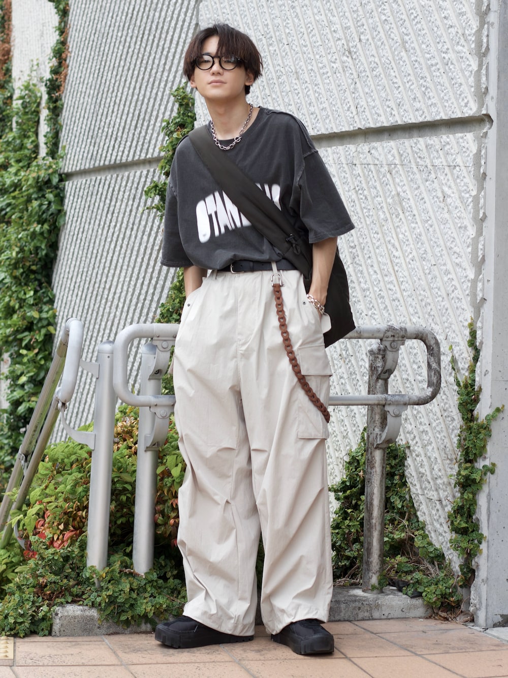 「ootd、夏コーデ、きれいめカジュアル、カジュアルコーデ、シンプルコーデ、モノトーン、休日コーデ、カーゴパンツ、ラフコーデ、スニーカー、ショルダーバッグ、お出かけコーデ、アウトドアスタイル、メガネ男子、白パンツ」｜「CASPER JOHNのPigment super big T-shirts/ピグメントスーパービッグTシャツ（Tシャツ/カットソー、ブラック系）」を使った、col.さん（メンズ・172cm）の春コーディネートの1枚目の写真