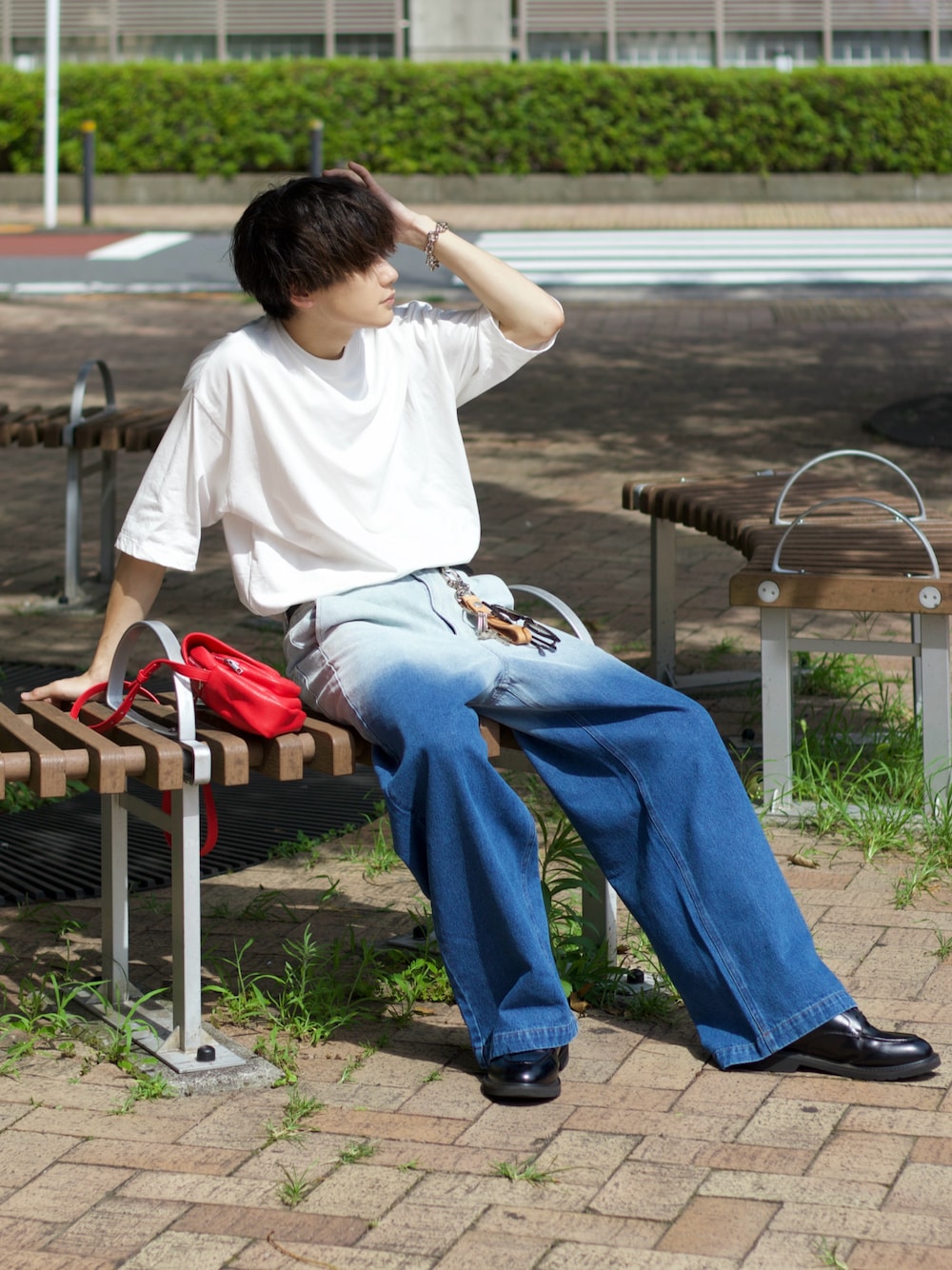 「夏コーデ、フェススタイル、テーマパークコーデ、今日のコーデ、お出かけコーデ、大人カジュアル、白Tシャツ、デートコーデ、きれいめカジュアル、デニム、ショルダーバッグ、夏だ！Tシャツ着よう！、プチプラ、シンプルコーデ、サングラス」｜「WYM LIDNMの【WYM LIDNM】HEAVY WEIGHT BASIC BIG-TEE/カットソー（Tシャツ/カットソー、ホワイト系）」を使った、col.さん（メンズ・172cm）の夏コーディネートの1枚目の写真