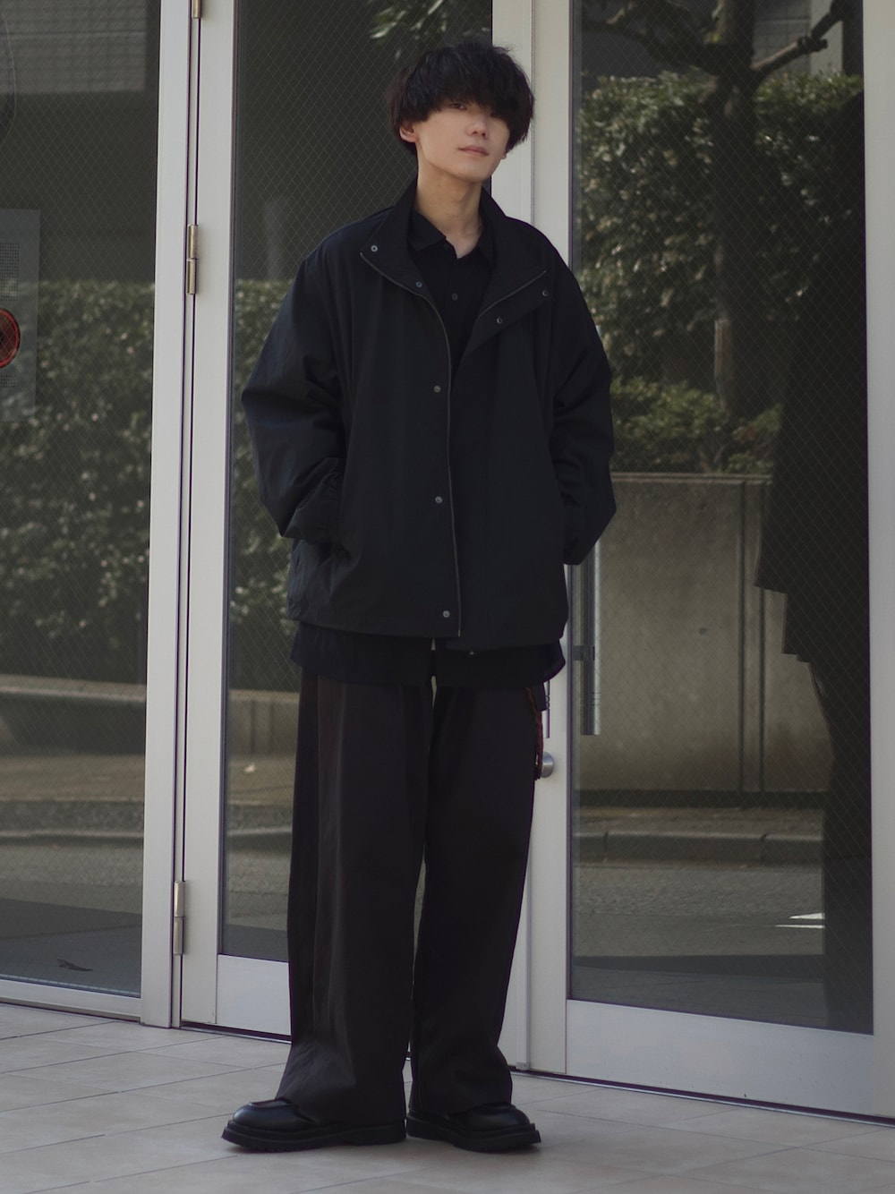 ブラック系のモッズコート、ブラック系のシャツ/ブラウス、グレー系のその他パンツを着用したメンズの秋コーディネートの1枚目の写真