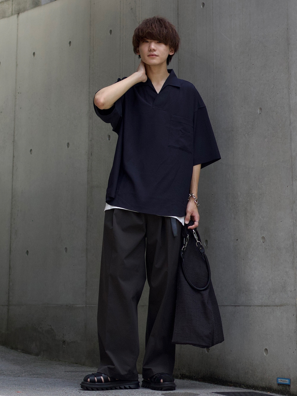 ブルー系のシャツ/ブラウス、ホワイト系のタンクトップ、グレー系のスラックスを着用したメンズの夏コーディネートの1枚目の写真