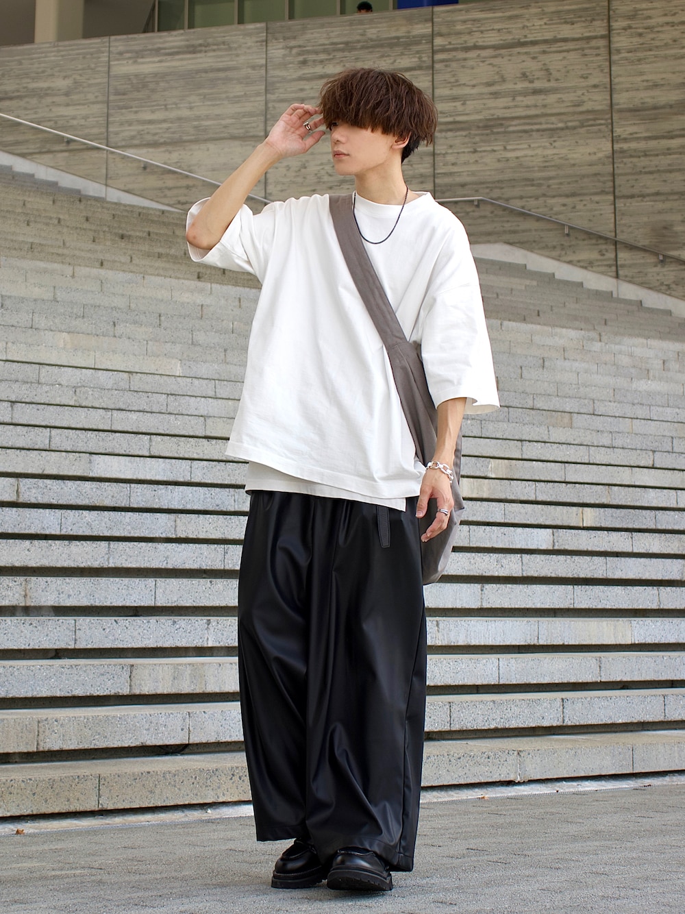 ホワイト系のTシャツ/カットソー、ホワイト系のタンクトップ、ブラック系のその他パンツを着用したメンズの夏コーディネートの1枚目の写真