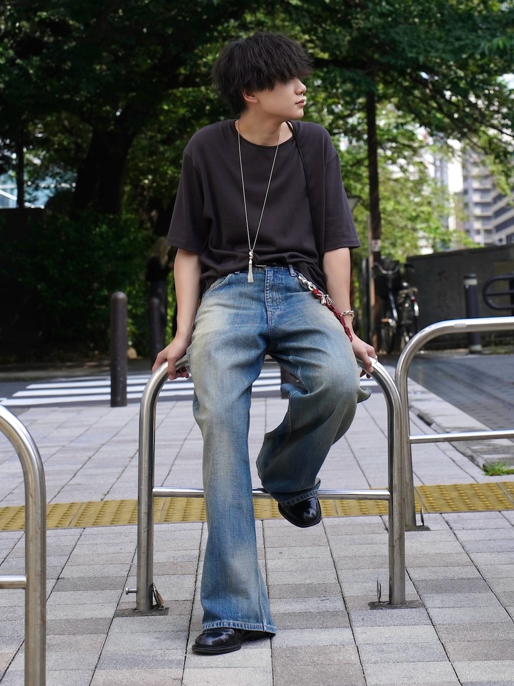 ブラック系のドレスシューズ、ブラック系のショルダーバッグ、ブラウン系のTシャツ/カットソーを着用したメンズの夏コーディネートの1枚目の写真