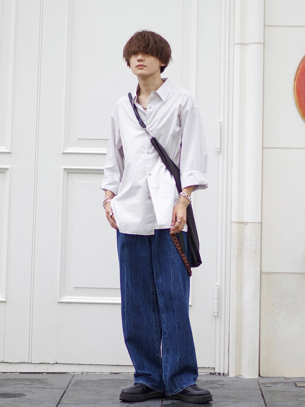 グレー系のシャツ/ブラウス、ブルー系のデニムパンツ、ホワイト系のタンクトップを着用したメンズの夏コーディネートの1枚目の写真
