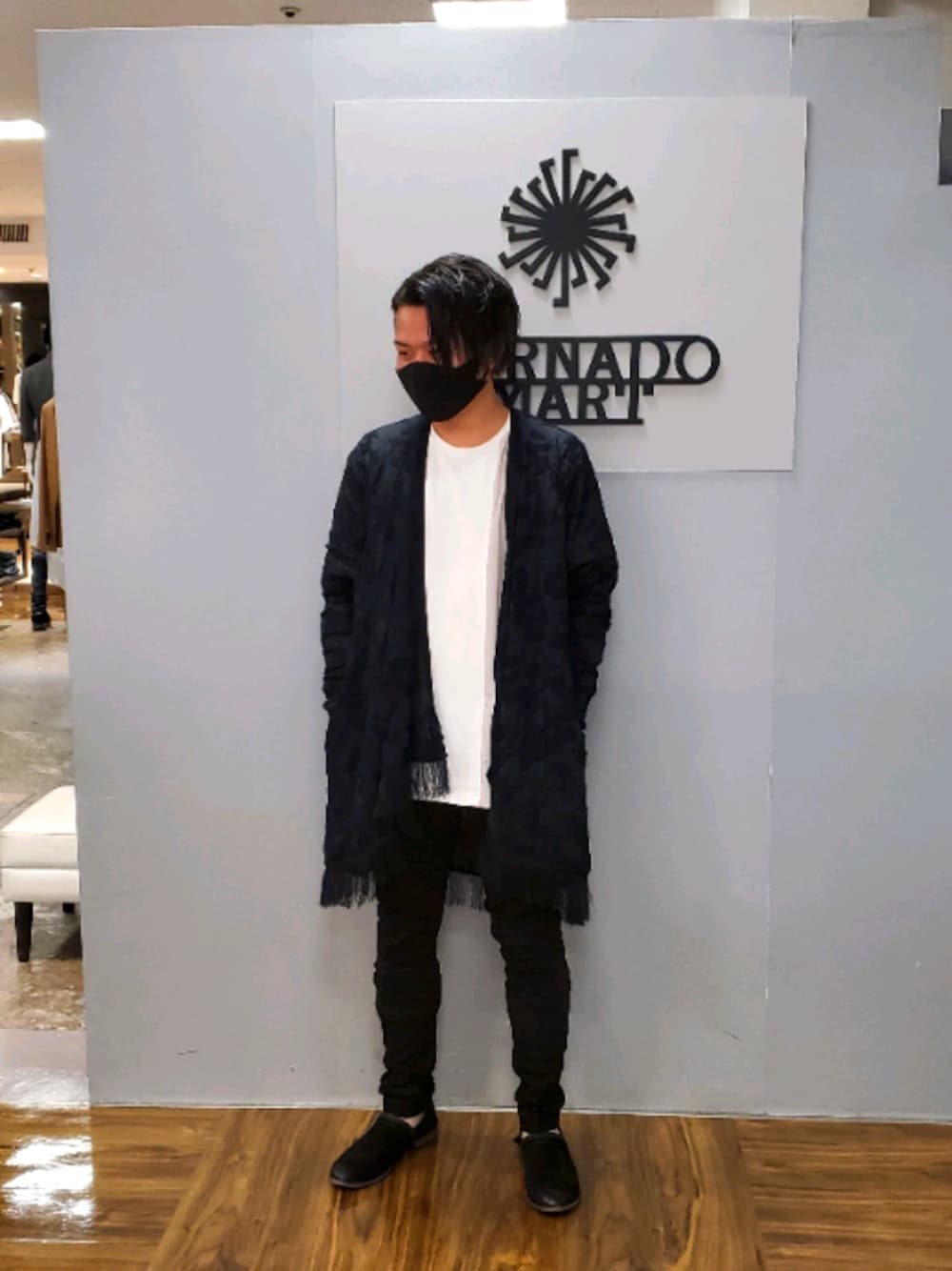 ブラック系のニット/セーター、ホワイト系のTシャツ/カットソー、ブラック系のチノパンツを着用したメンズの夏コーディネートの1枚目の写真