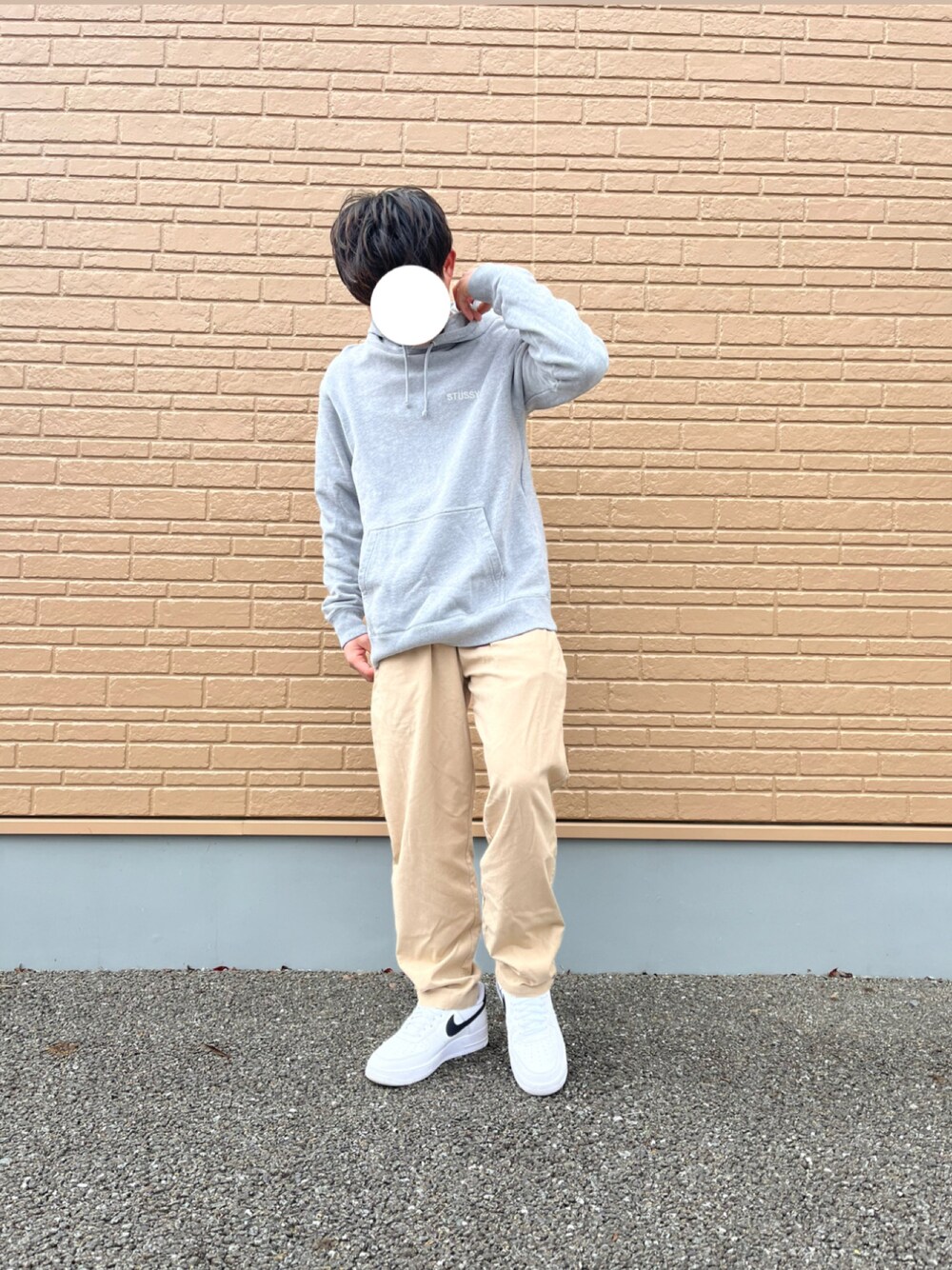 「シンプルコーデ、パーカー、チノパン、エアフォースワン、スニーカー、UNIQLO、ステューシー、NIKE、古着、おそろいコーデ、ペアルック、きれいめカジュアル、デニム、ラフ、春服みてみて」｜「STUSSYのStussy Emb.Hoodie（パーカー、グレー系）」を使った、たくみさん（メンズ・165cm）の春コーディネートの1枚目の写真