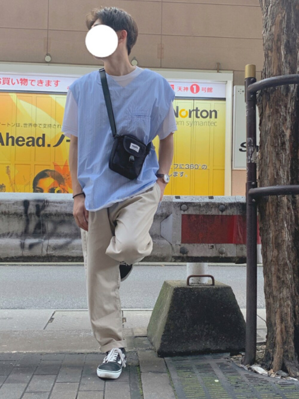 「夏コーデ、休日スタイル、夏、スニーカーコーデ、シンプル、tシャツ、VANS、Tシャツ、夏の和物語、夏だ！Tシャツ着よう！、きれいめカジュアル、ベスト、ベスト×Tシャツ、ストライプ」｜「VANSのVANS ヴァンズ OLD SKOOL DX オールドスクール DX V36CL+ BLACK（スニーカー、ブラック系）」を使った、たくみさん（メンズ・165cm）の夏コーディネートの1枚目の写真