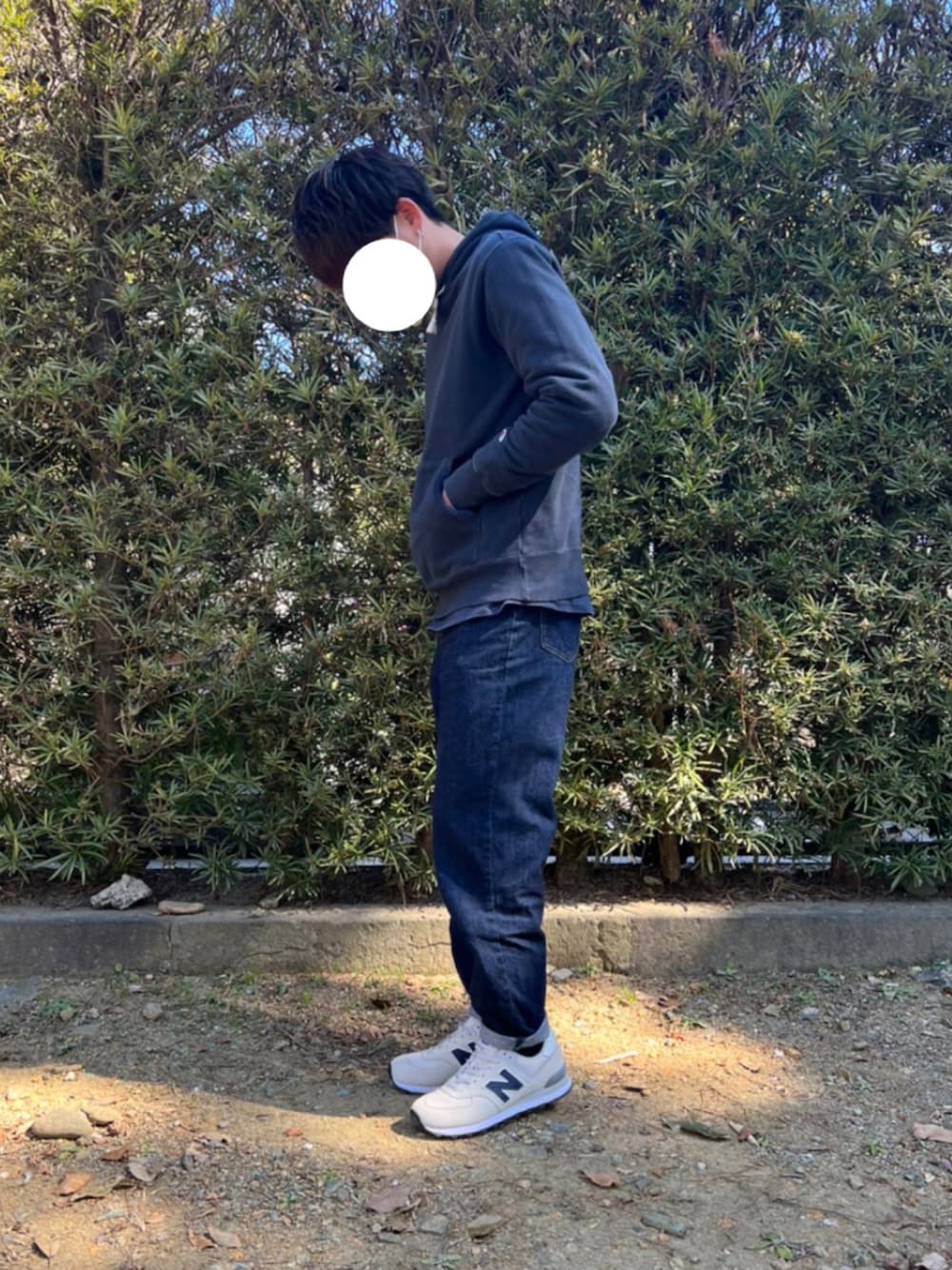 「ニューバランス、ニューバランス574、スニーカー、チャンピオン、UNIQLO、パーカー、デニム、休日スタイル、春、はるコーデ、お洒落さんとつながりたい、低身長、春服、デニムパンツ、大人カジュアル」｜「Championの【Champion】無地スウェットパーカー（パーカー、ブルー系）」を使った、たくみさん（メンズ・165cm）の春コーディネートの1枚目の写真
