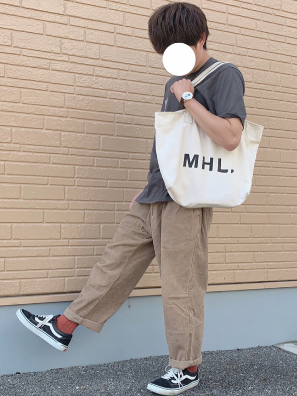 「コーデュロイパンツ、Tシャツ、トートバッグ、スニーカー、今日のコーデ、シンプルスタイル、VANS、秋のコーデ、秋服、ラブアンドピース2021、Paul Smith、MHL.、古着、靴下屋、Dickies」｜「DickiesのDickies/ディッキーズ コーデュロイ ワイドテーパード イージーパンツ/シェフパンツ -21AW-（その他パンツ、ベージュ系）」を使った、たくみさん（メンズ・165cm）の秋コーディネートの1枚目の写真