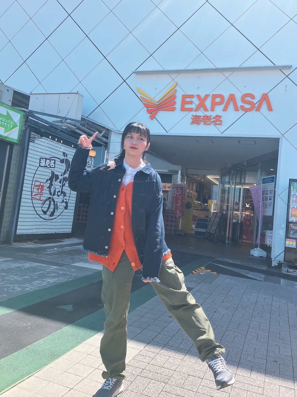 「春めき満開コーデ、ゆるコーデ、低身長女子、カーゴパンツ、アウトドアスタイル、ユニクロ、スニーカー、スニーカーコーデ、デニムジャケット」｜「.ENDRECHERI.のI, Knew Denime Jacket（デニムジャケット、ブルー系）」を使った、超骨ストのRicoさん（骨格ストレート・レディース・157cm）の春コーディネートの1枚目の写真