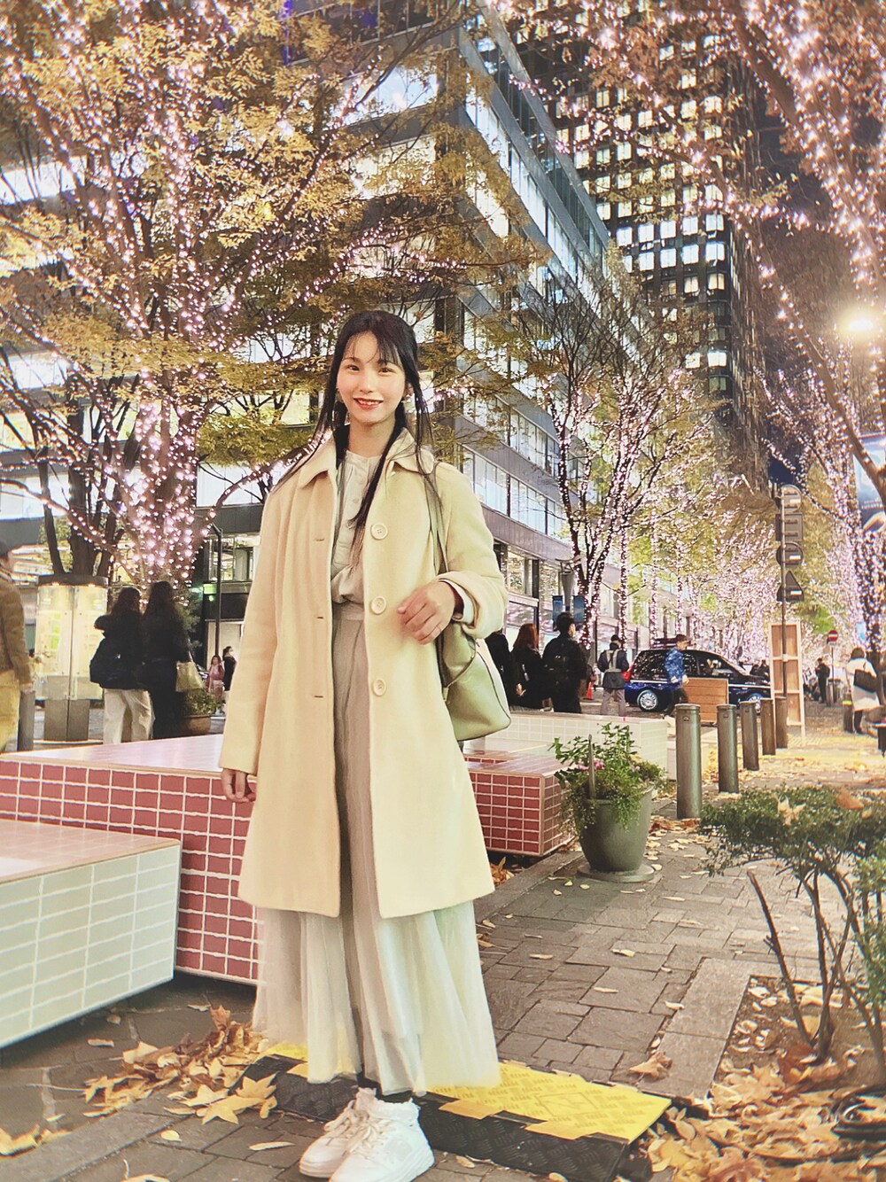 「冬コーデ、ホワイトコーデ、クリスマスに着たい服、おでかけコーデ、大人ガーリー、イルミネーション、大人女子、チュールスカート、淡色コーデ、大人かわいい」｜「A part byのアイテム（シャツ/ブラウス、ベージュ系）」を使った、超骨ストのRicoさん（骨格ストレート・レディース・157cm）の冬コーディネートの1枚目の写真
