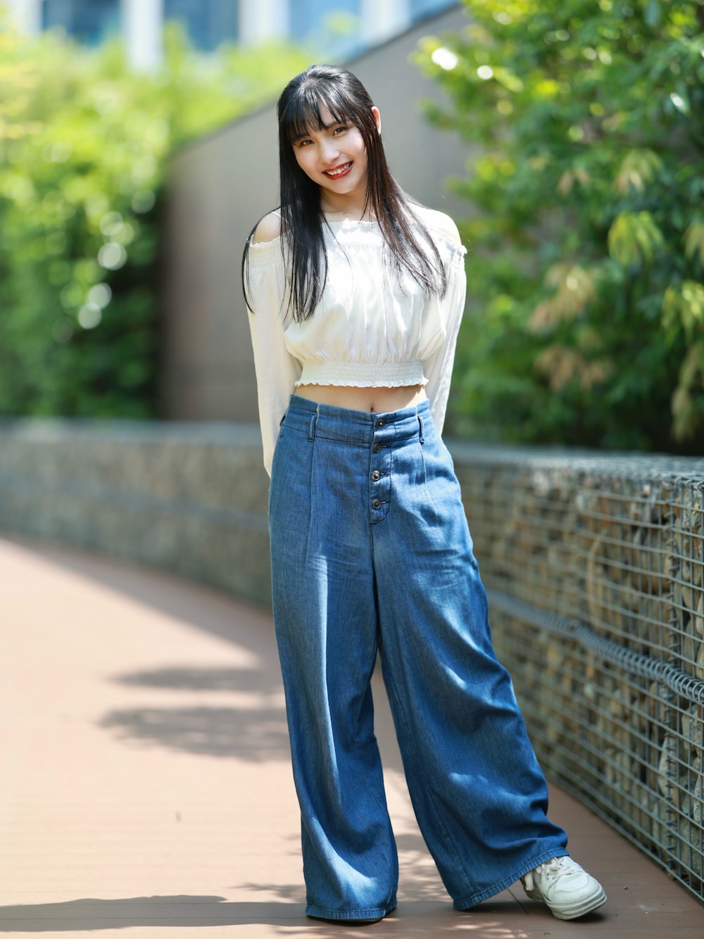 「大人女子、最近のいい感じコーデ、オトナカジュアル、きれいめカジュアル、オフショル、オフショルダー、骨格ストレート、低身長、低身長コーデ、スニーカー、ワイドパンツ」｜「GUのアイテム（アンダーウェア、ホワイト系）」を使った、超骨ストのRicoさん（骨格ストレート・レディース・157cm）の春コーディネートの1枚目の写真
